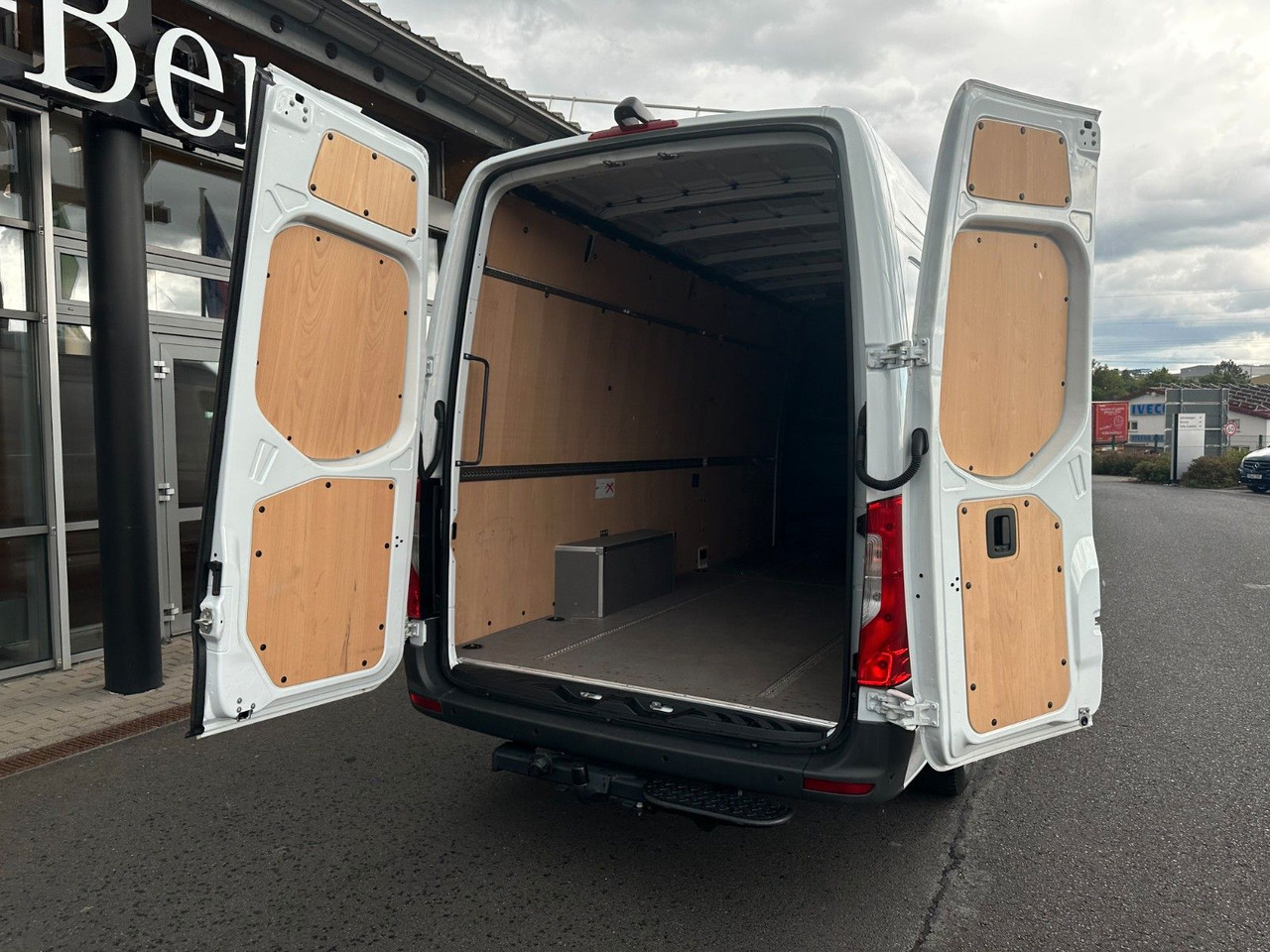 Mercedes-Benz Sprinter 317 CDI 9G 4325 Klima Kamera SHZ AHK - Furgon: 5 kép. Mercedes-Benz Sprinter 317 CDI 9G 4325 Klima Kamera SHZ AHK - Furgon: 5 kép.