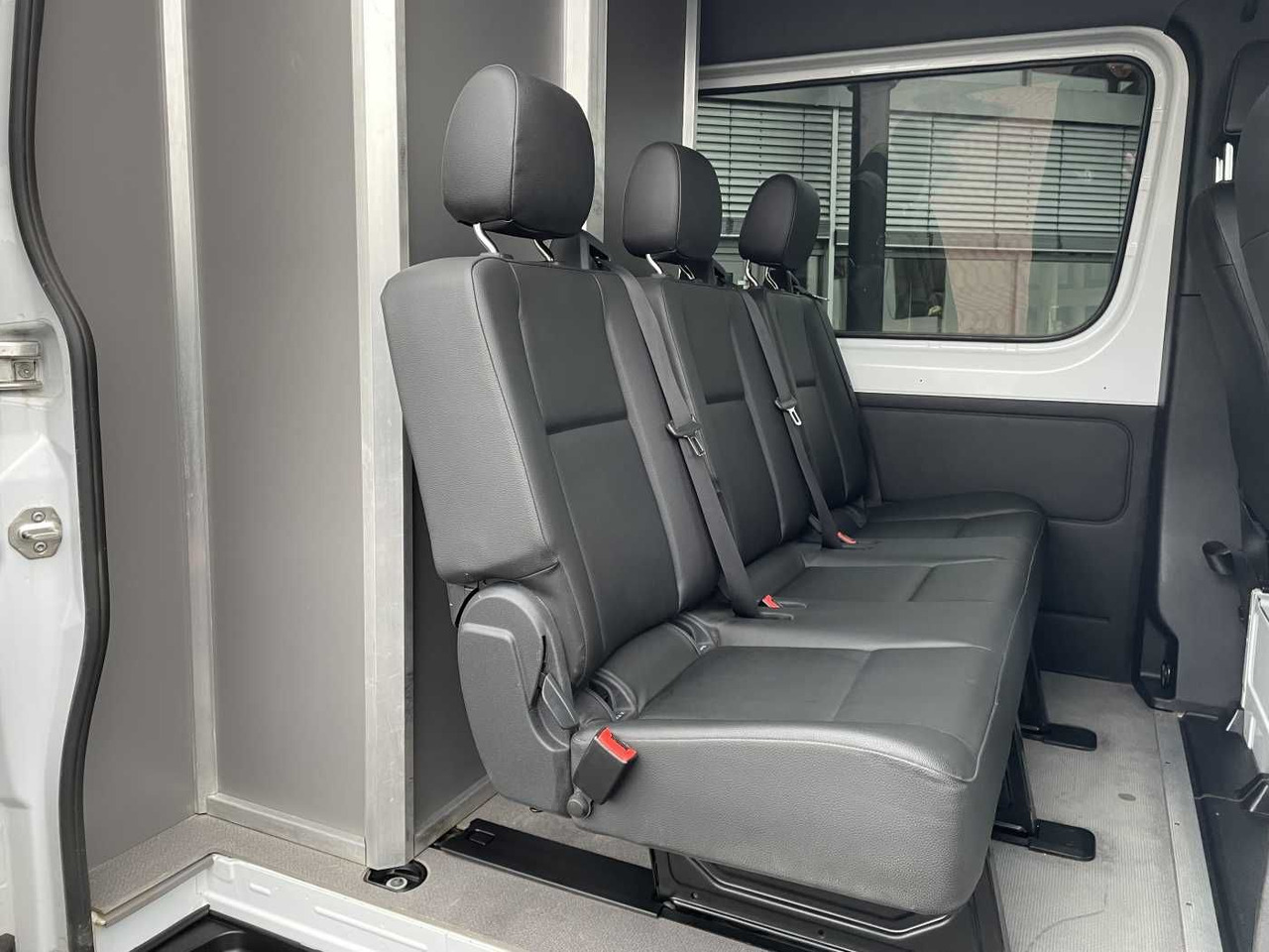 Kisbusz Mercedes-Benz Sprinter 317 CDI DoKa/Mixto Autom AHK3,5 Klima: 9 kép.