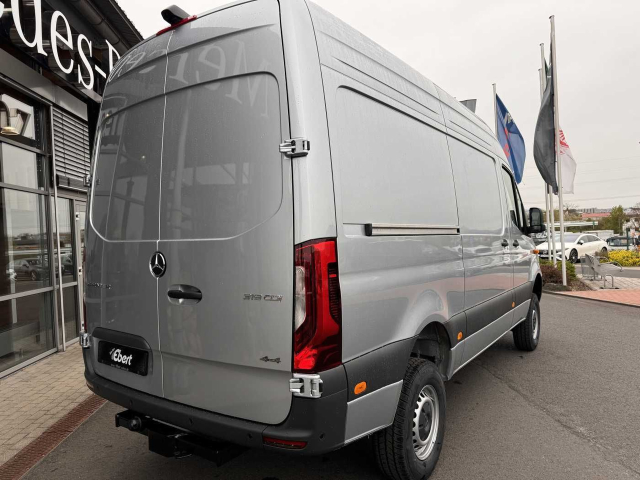 Mercedes-Benz Sprinter 319 CDI 4x4 3665 Klima Standheiz AHK - Furgon: 4 kép. Mercedes-Benz Sprinter 319 CDI 4x4 3665 Klima Standheiz AHK - Furgon: 4 kép.