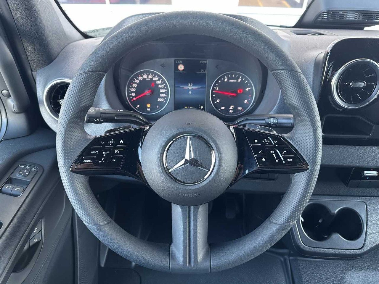 Új Platós kisteherautó, Duplakabinos kisteherautó Mercedes-Benz Sprinter 319 CDI DoKa 3665 4x4 Klima AHK LED: 12 kép.