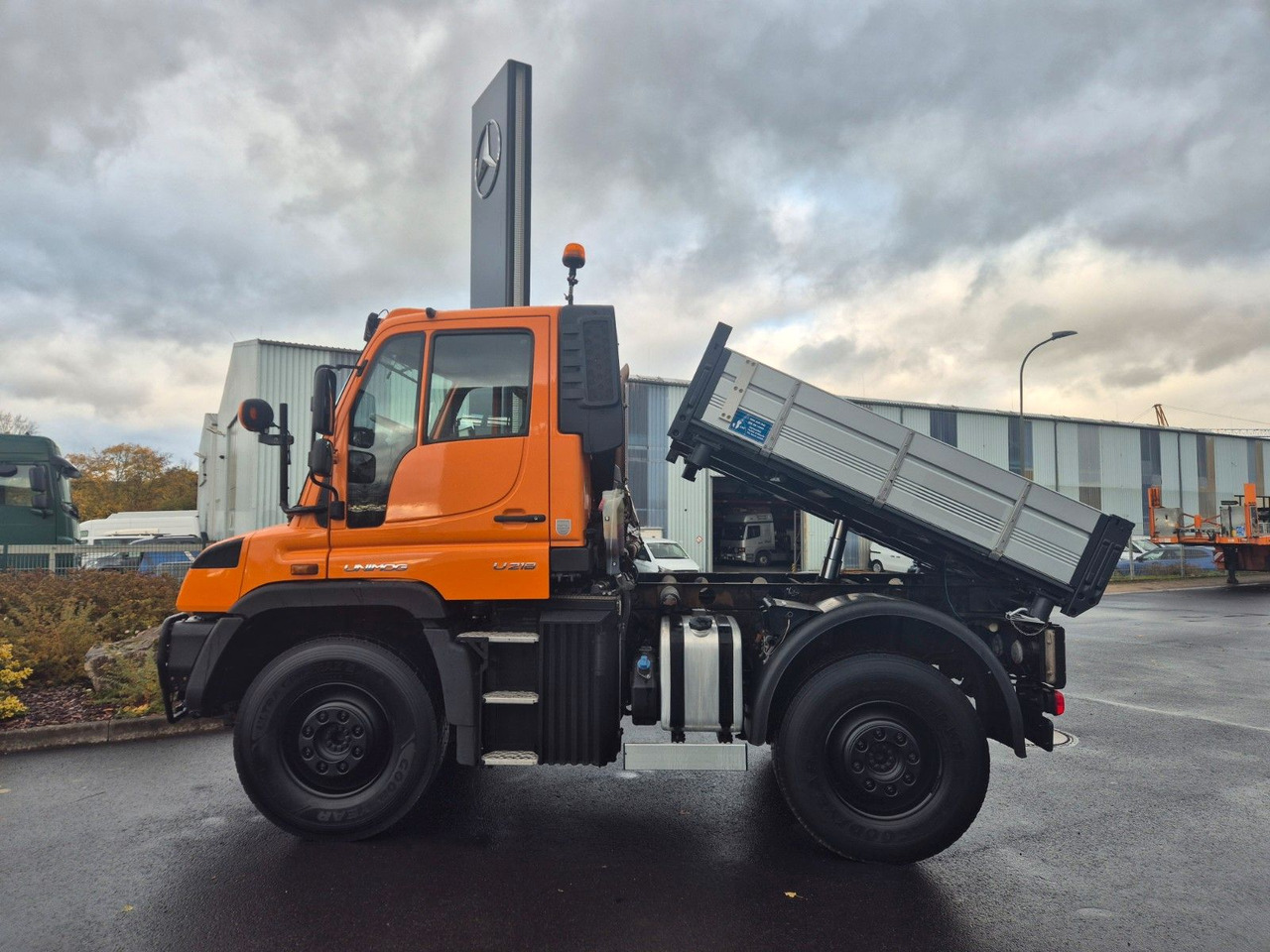 Mercedes-Benz U 218 4x4 Winterdienst, Hydrostat, Zapfwelle - Billenőplatós teherautó: 2 kép. Mercedes-Benz U 218 4x4 Winterdienst, Hydrostat, Zapfwelle - Billenőplatós teherautó: 2 kép.