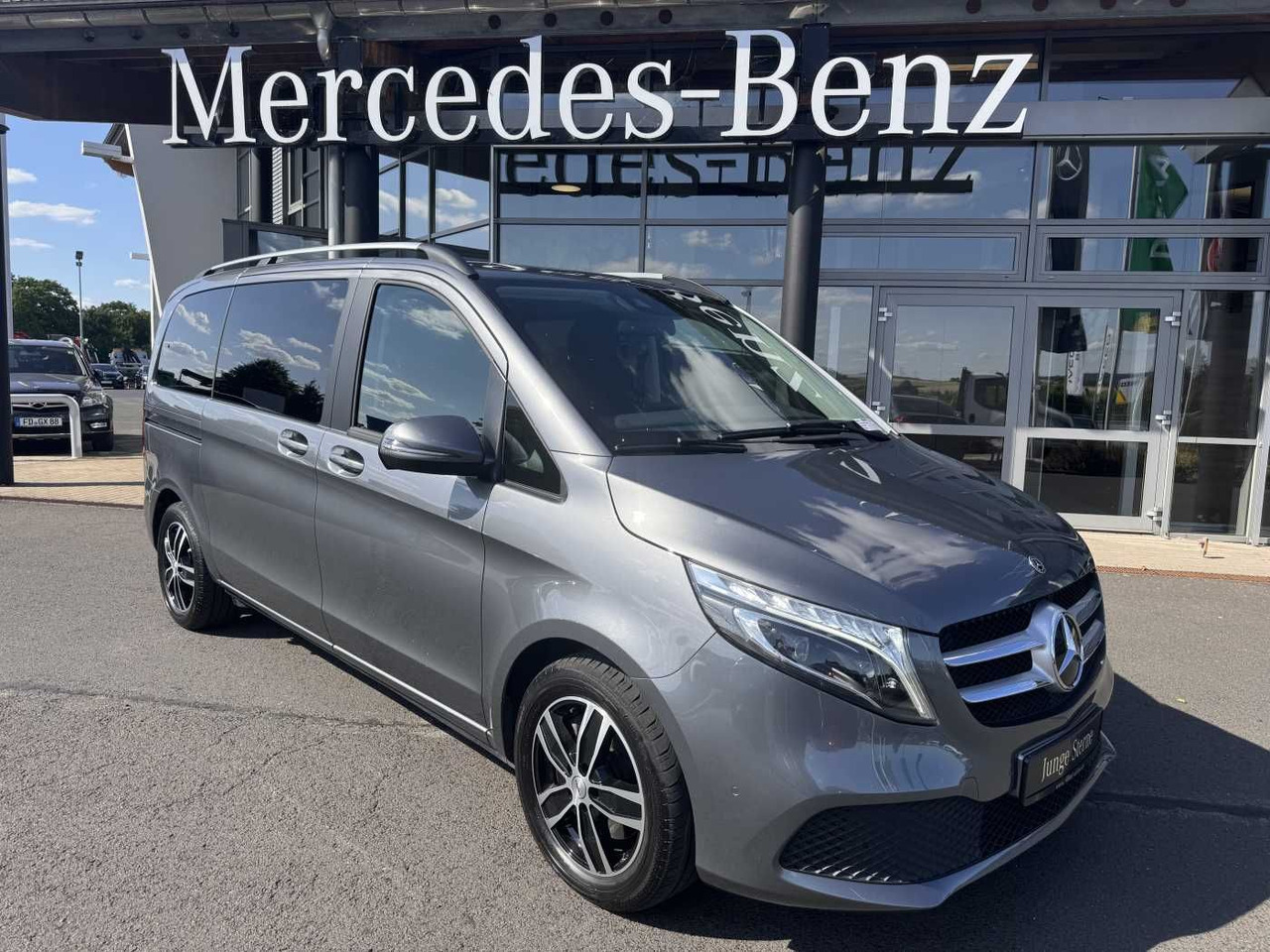 Mercedes-Benz V 220 d EDITION Liege-Paket AHK2,5 LED DAB MBUX - Kisbusz: 1 kép. Mercedes-Benz V 220 d EDITION Liege-Paket AHK2,5 LED DAB MBUX - Kisbusz: 1 kép.