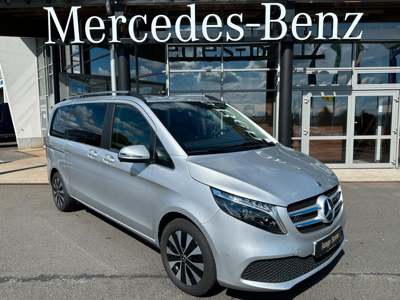 Mercedes-Benz V 250 EDITION 4MATIC Kompakt Liege-Paket AHK2,5t - Kisbusz: 1 kép. Mercedes-Benz V 250 EDITION 4MATIC Kompakt Liege-Paket AHK2,5t - Kisbusz: 1 kép.