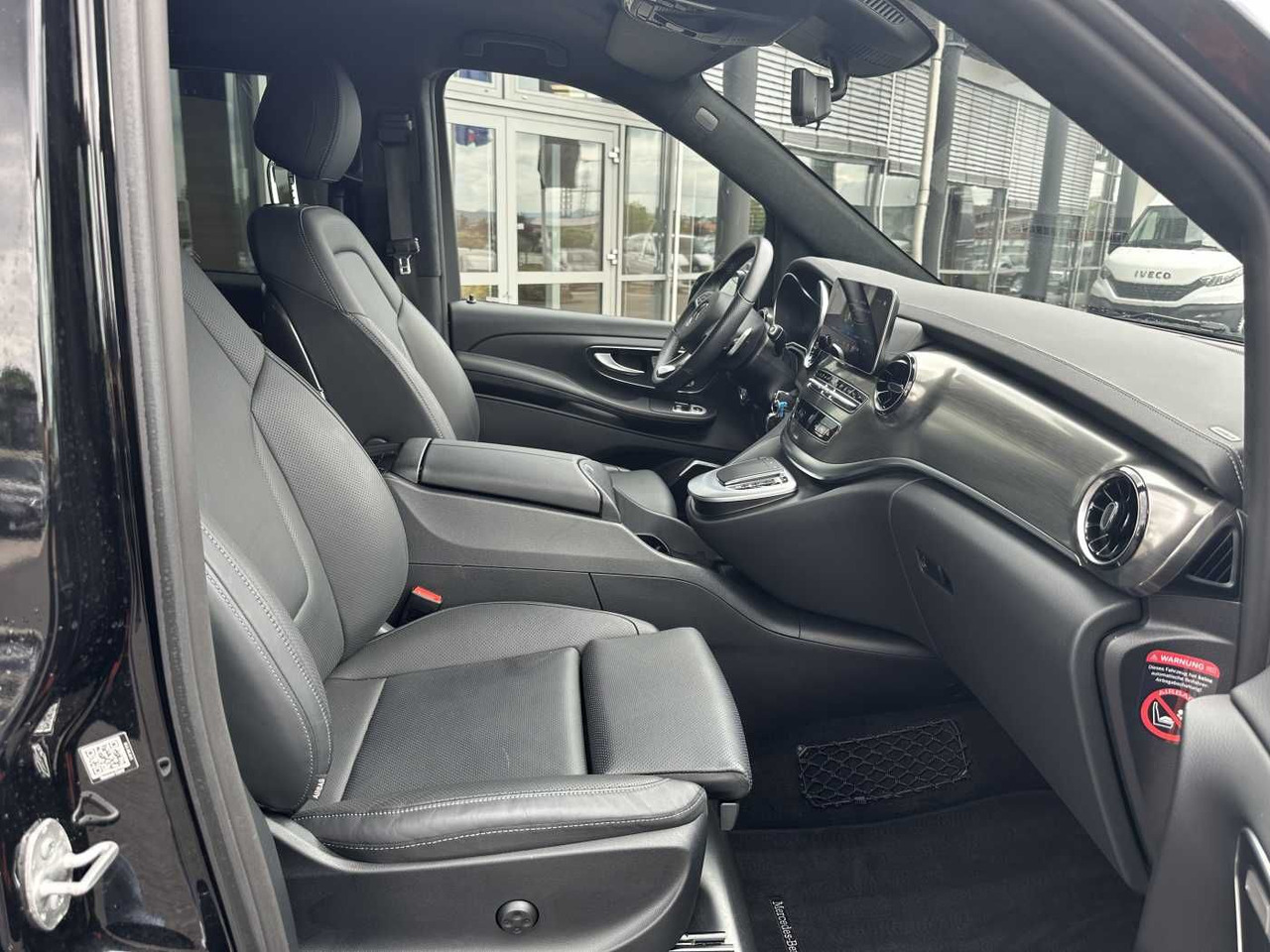 Kombi Mercedes-Benz V 300 d 4MATIC EXCLUSIVE AMG Panorama DISTRONIC: 9 kép.
