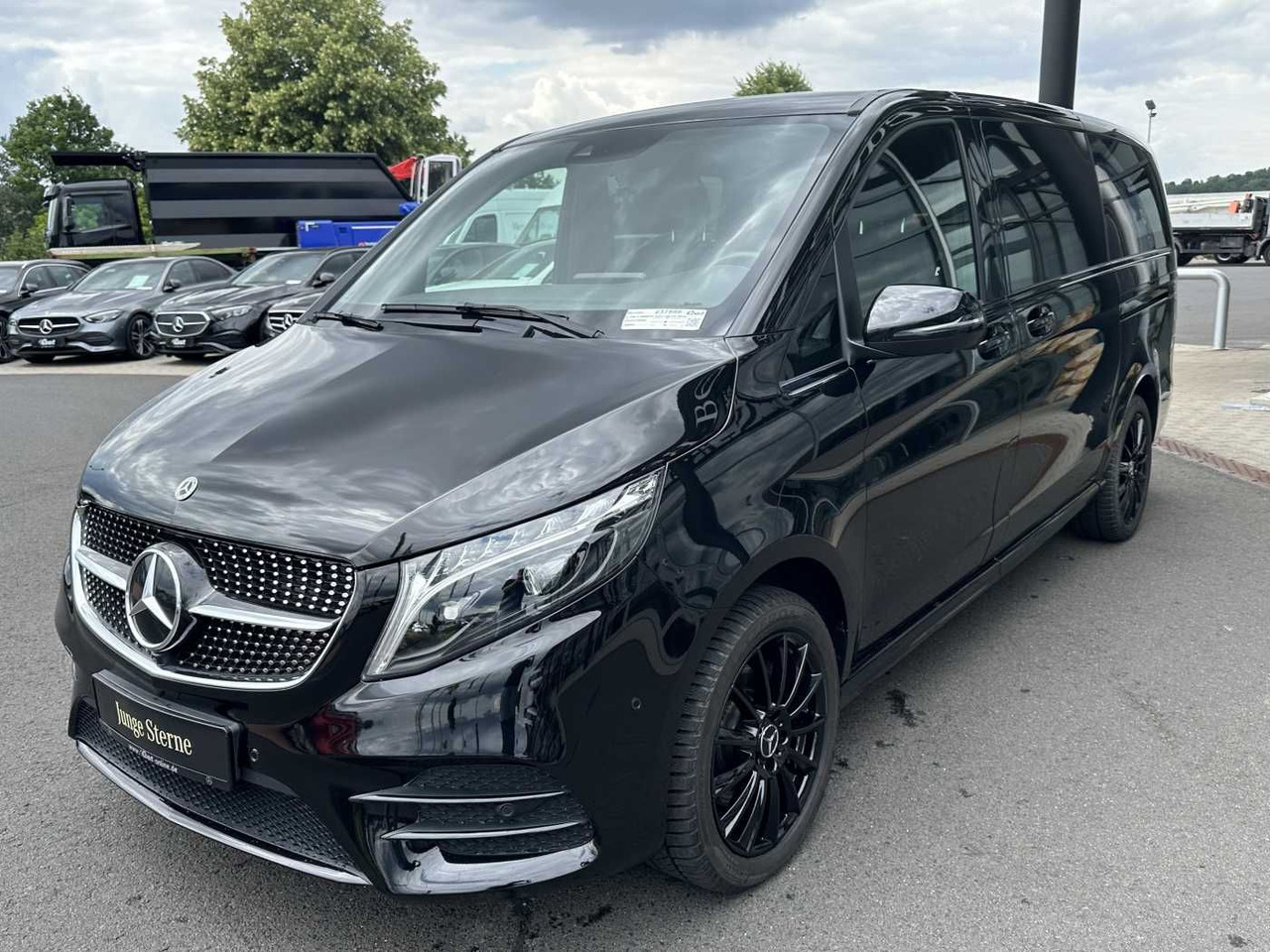 Mercedes-Benz V 300 d 4MATIC EXCLUSIVE AMG Panorama DISTRONIC - Kisbusz: 3 kép. Mercedes-Benz V 300 d 4MATIC EXCLUSIVE AMG Panorama DISTRONIC - Kisbusz: 3 kép.