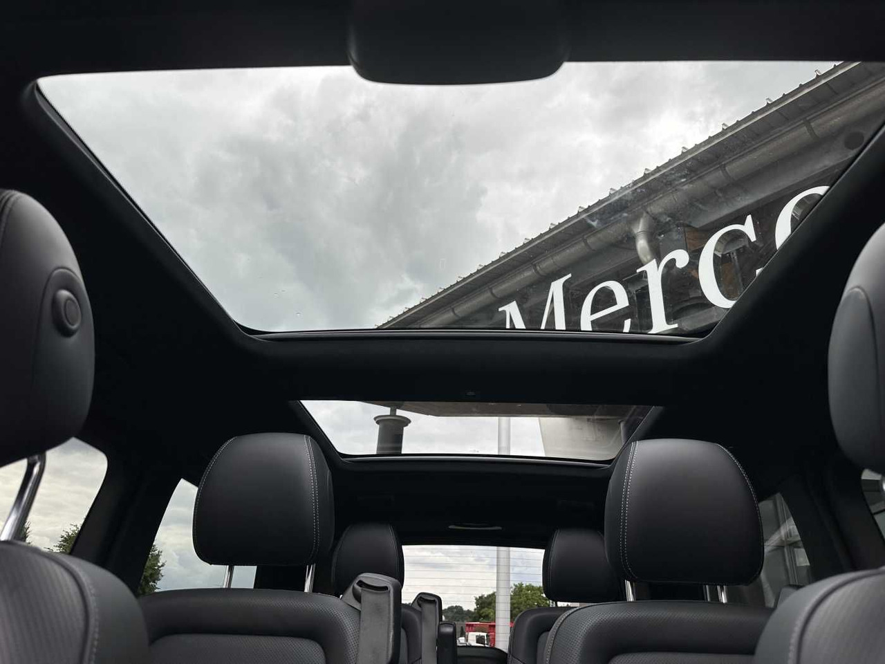 Kombi Mercedes-Benz V 300 d 4MATIC EXCLUSIVE AMG Panorama DISTRONIC: 11 kép.
