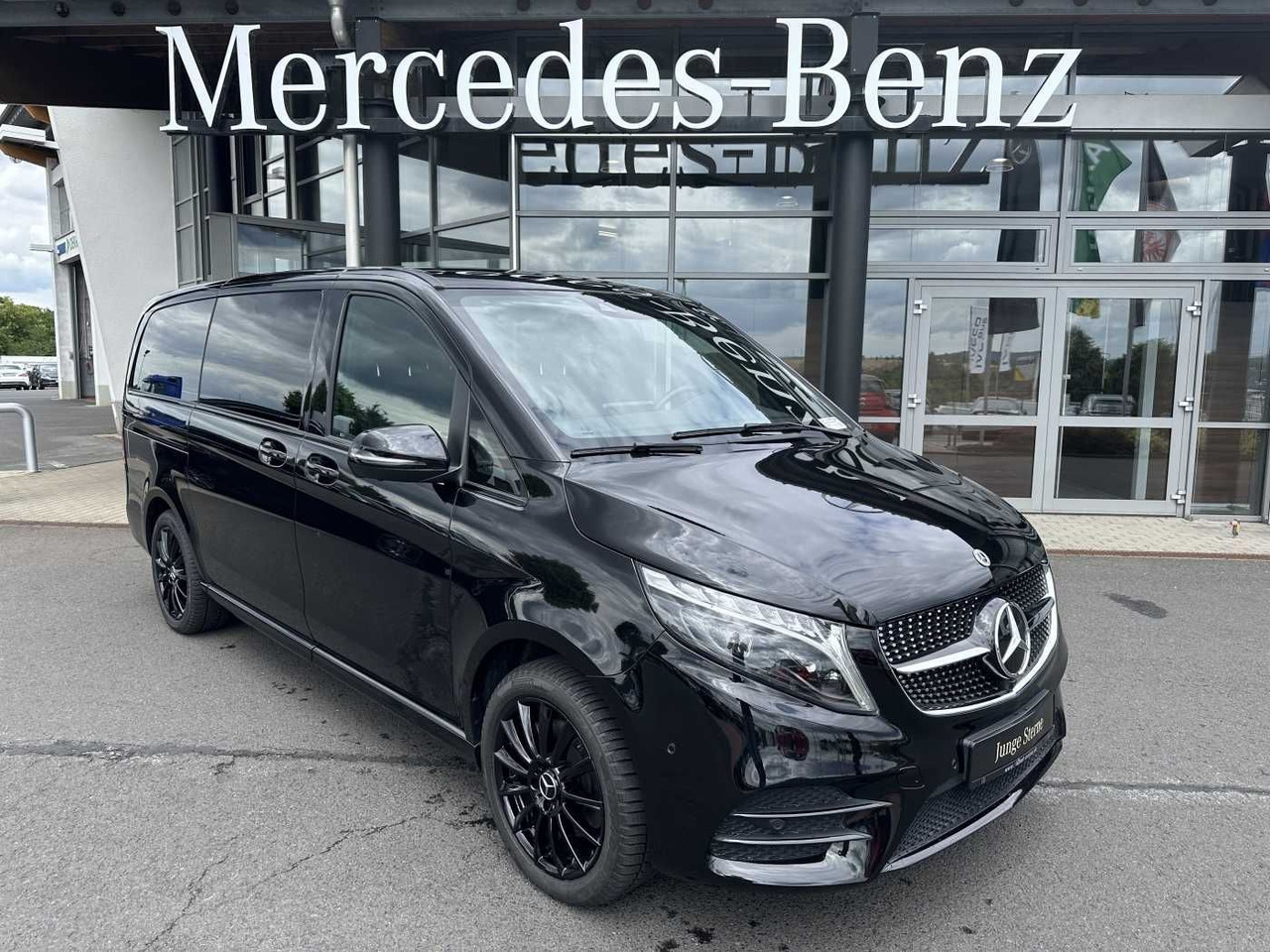 Mercedes-Benz V 300 d 4MATIC EXCLUSIVE AMG Panorama DISTRONIC - Kisbusz: 1 kép. Mercedes-Benz V 300 d 4MATIC EXCLUSIVE AMG Panorama DISTRONIC - Kisbusz: 1 kép.