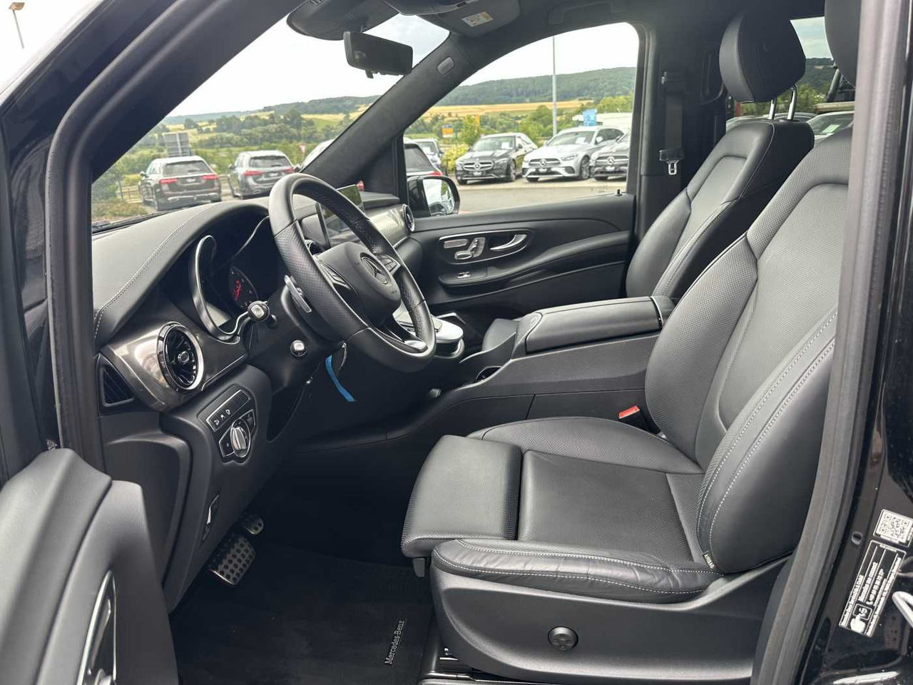Kombi Mercedes-Benz V 300 d 4MATIC EXCLUSIVE AMG Panorama DISTRONIC: 10 kép.