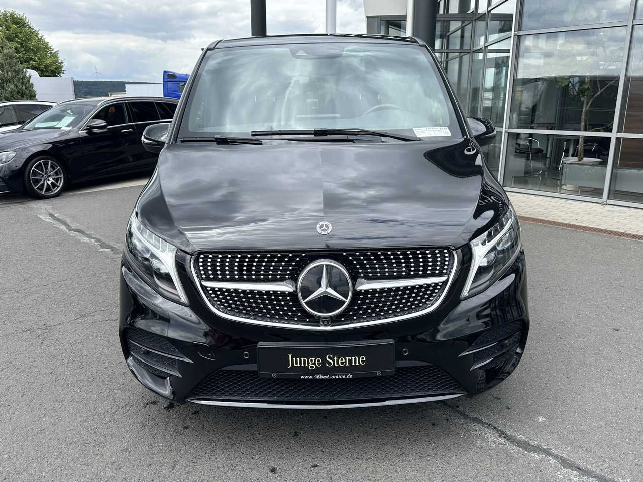 Mercedes-Benz V 300 d 4MATIC EXCLUSIVE AMG Panorama DISTRONIC - Autó: 2 kép. Mercedes-Benz V 300 d 4MATIC EXCLUSIVE AMG Panorama DISTRONIC - Autó: 2 kép.