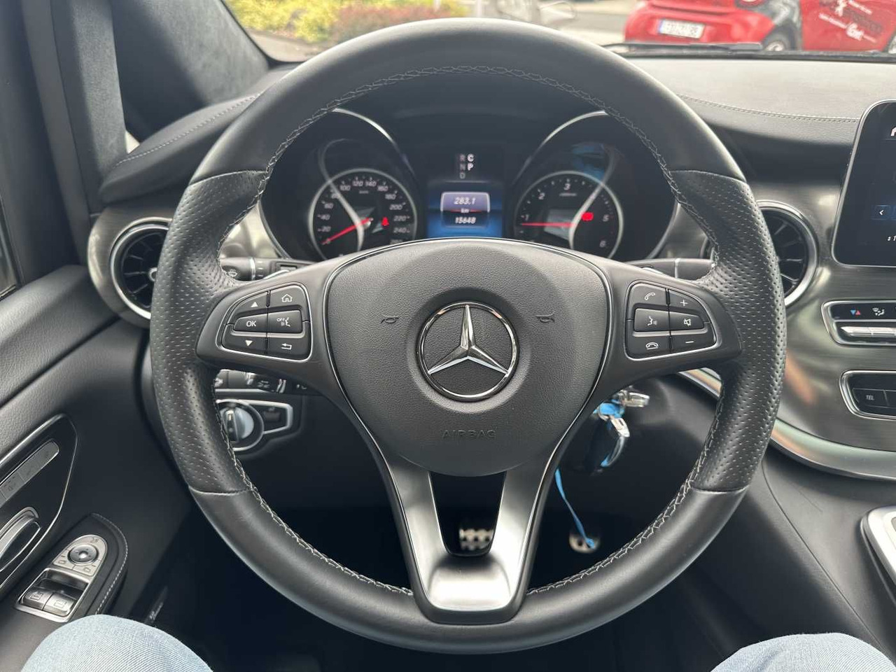 Kombi Mercedes-Benz V 300 d 4MATIC EXCLUSIVE AMG Panorama DISTRONIC: 12 kép.