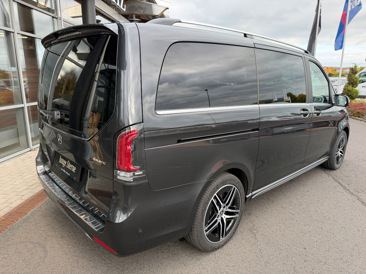 Mercedes-Benz V 300 d 4MATIC EXCLUSIVE AMG Panorama Standheiz - Kisbusz: 4 kép. Mercedes-Benz V 300 d 4MATIC EXCLUSIVE AMG Panorama Standheiz - Kisbusz: 4 kép.