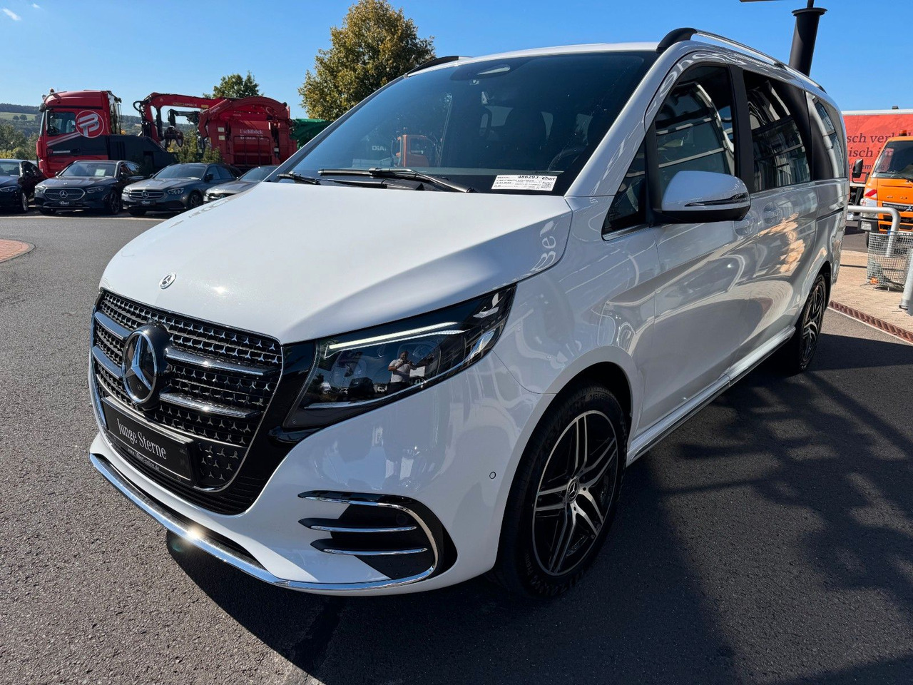 Mercedes-Benz V 300 d 4MATIC EXCLUSIVE AMG Tische AHK2,5to - Kombi: 3 kép. Mercedes-Benz V 300 d 4MATIC EXCLUSIVE AMG Tische AHK2,5to - Kombi: 3 kép.