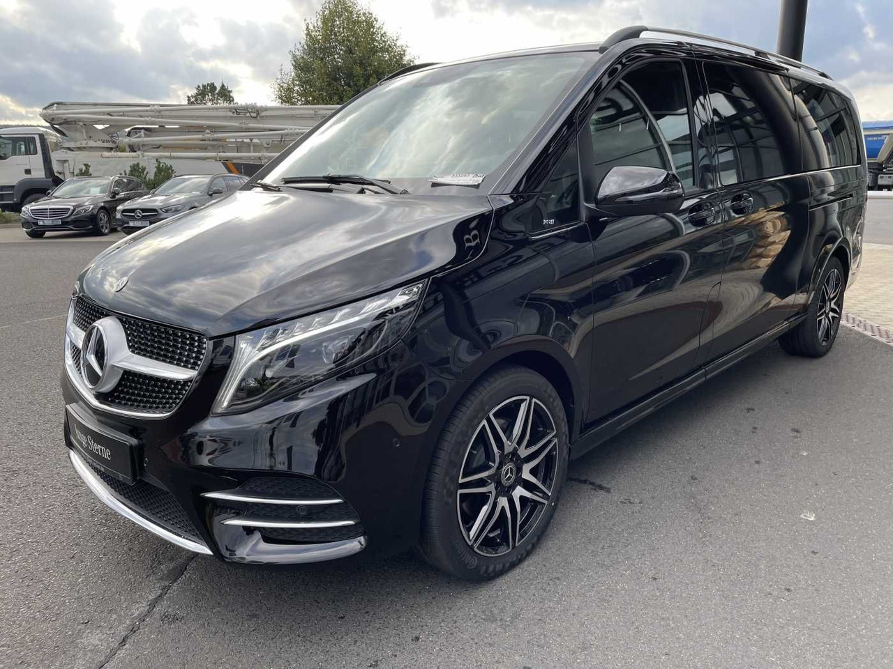 Mercedes-Benz V 300 d AVA 4MATIC AMG Kühlschrank AIRMATIC - Autó: 2 kép. Mercedes-Benz V 300 d AVA 4MATIC AMG Kühlschrank AIRMATIC - Autó: 2 kép.