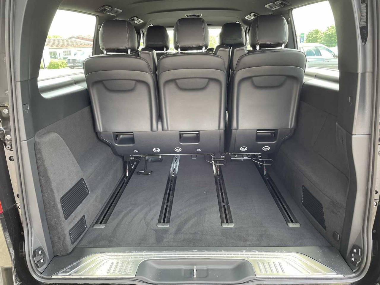Mercedes-Benz V 300 d AVA 4MATIC AMG Kühlschrank AIRMATIC - Autó: 5 kép. Mercedes-Benz V 300 d AVA 4MATIC AMG Kühlschrank AIRMATIC - Autó: 5 kép.