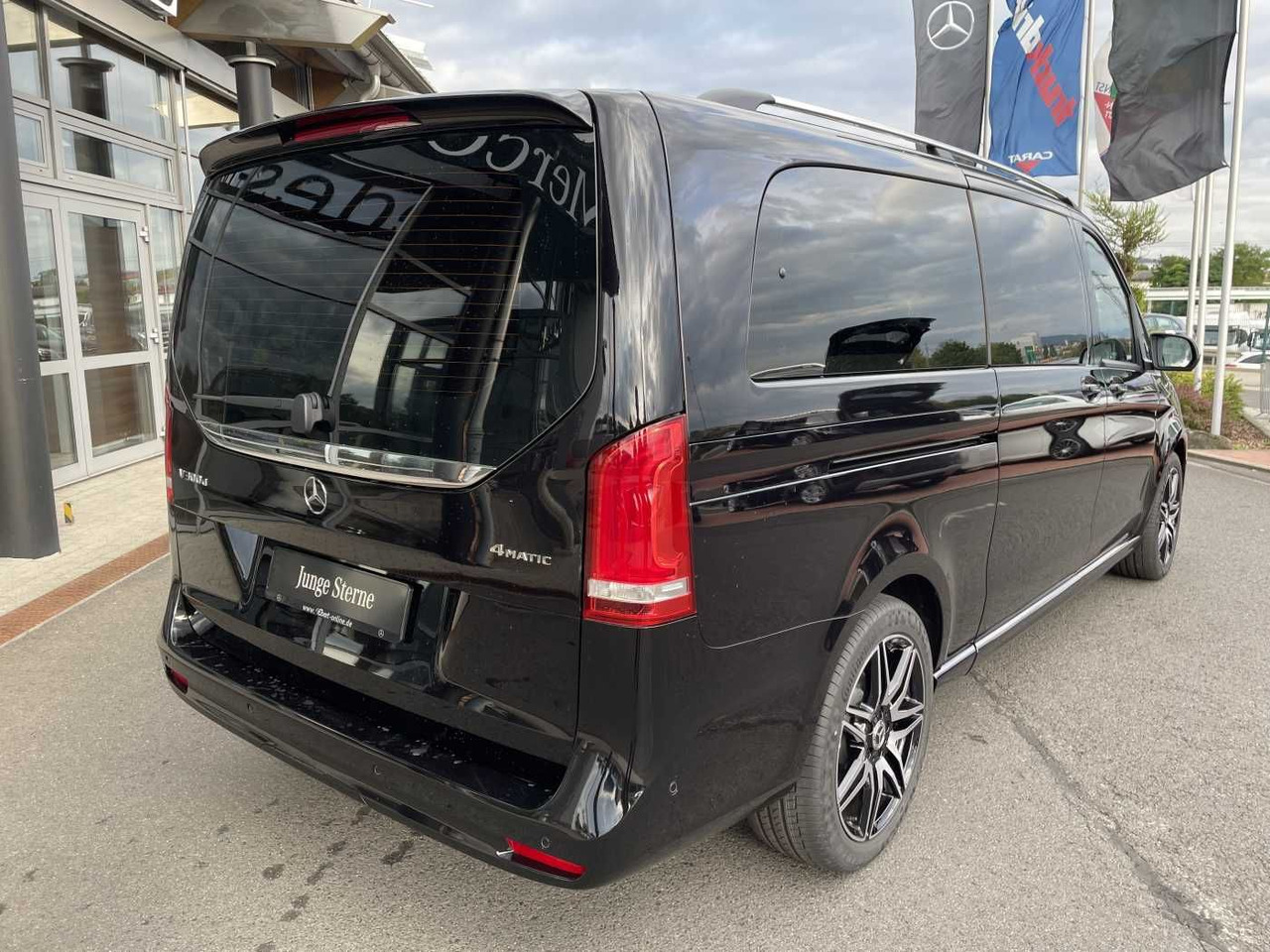 Mercedes-Benz V 300 d AVA 4MATIC AMG Kühlschrank AIRMATIC - Autó: 4 kép. Mercedes-Benz V 300 d AVA 4MATIC AMG Kühlschrank AIRMATIC - Autó: 4 kép.