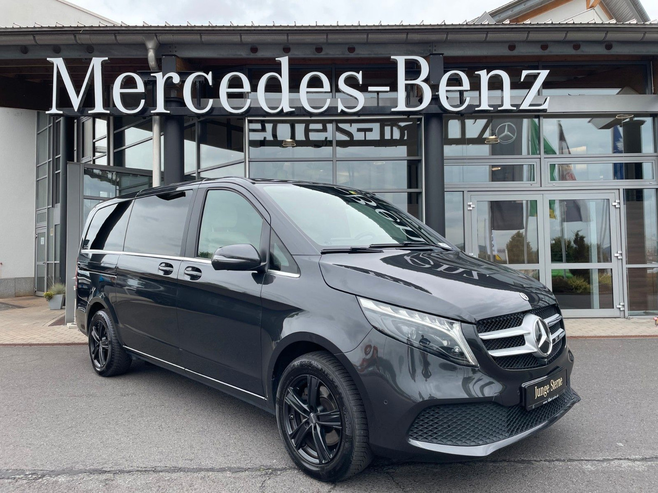 Mercedes-Benz V 300 d AVA ED 4MATIC Sitzklima Burmester 6Sitze - Kombi: 1 kép. Mercedes-Benz V 300 d AVA ED 4MATIC Sitzklima Burmester 6Sitze - Kombi: 1 kép.