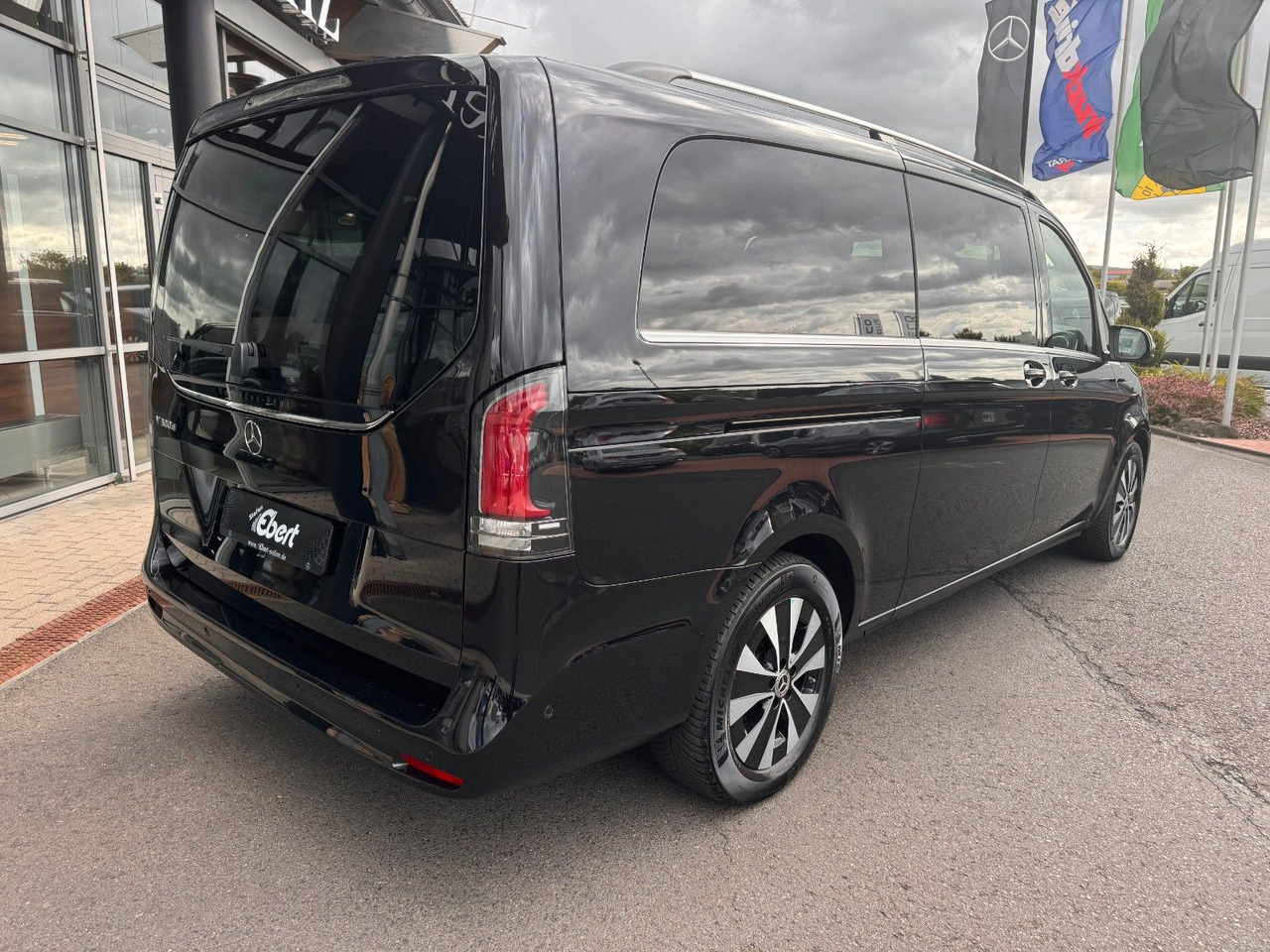 Mercedes-Benz V 300 d AVANTGARDE Extralang 360Kamera Standheiz - Kisbusz: 4 kép. Mercedes-Benz V 300 d AVANTGARDE Extralang 360Kamera Standheiz - Kisbusz: 4 kép.