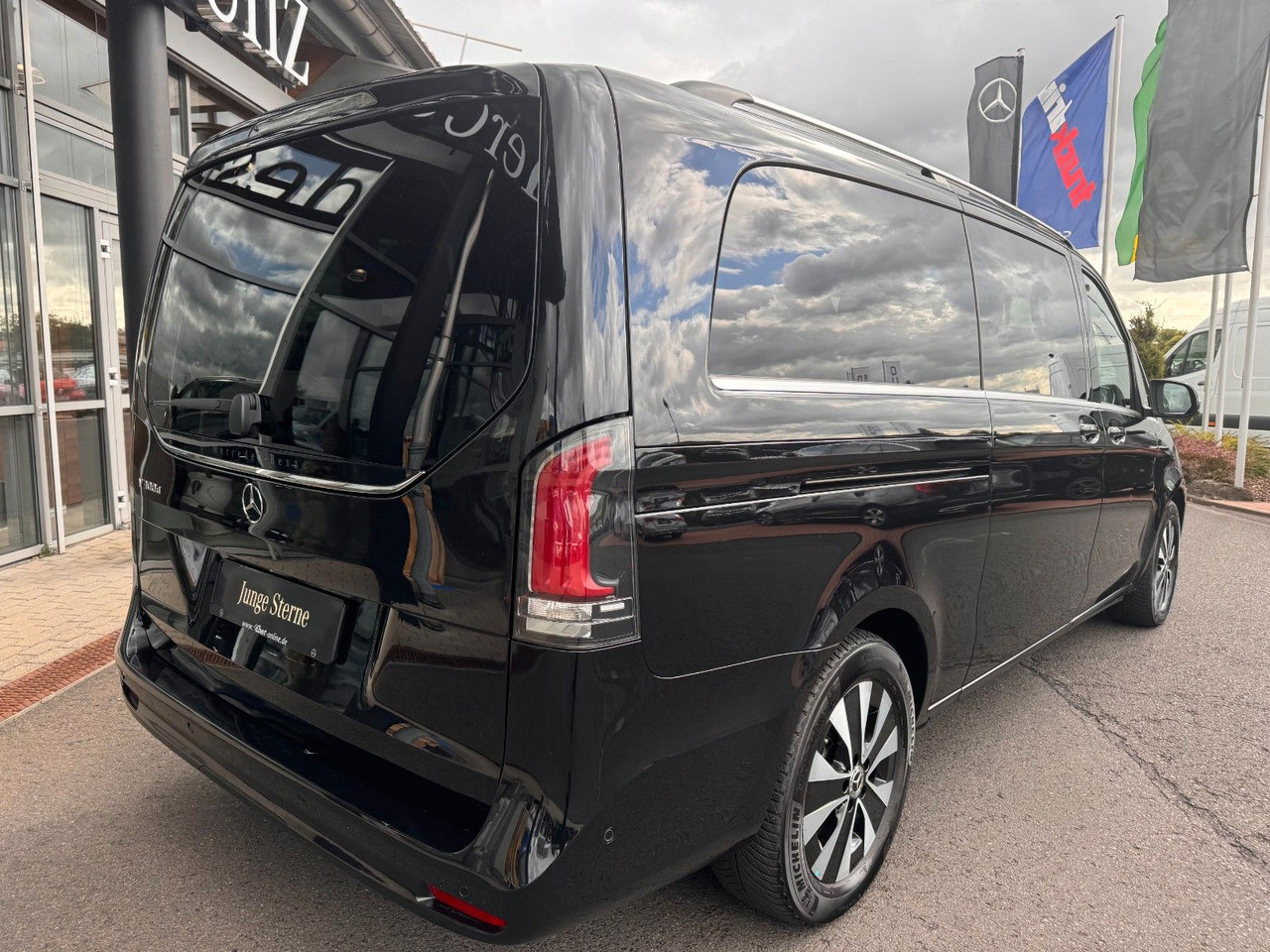 Mercedes-Benz V 300 d AVANTGARDE Extralang 360Kamera Standheiz - Kisbusz: 4 kép. Mercedes-Benz V 300 d AVANTGARDE Extralang 360Kamera Standheiz - Kisbusz: 4 kép.