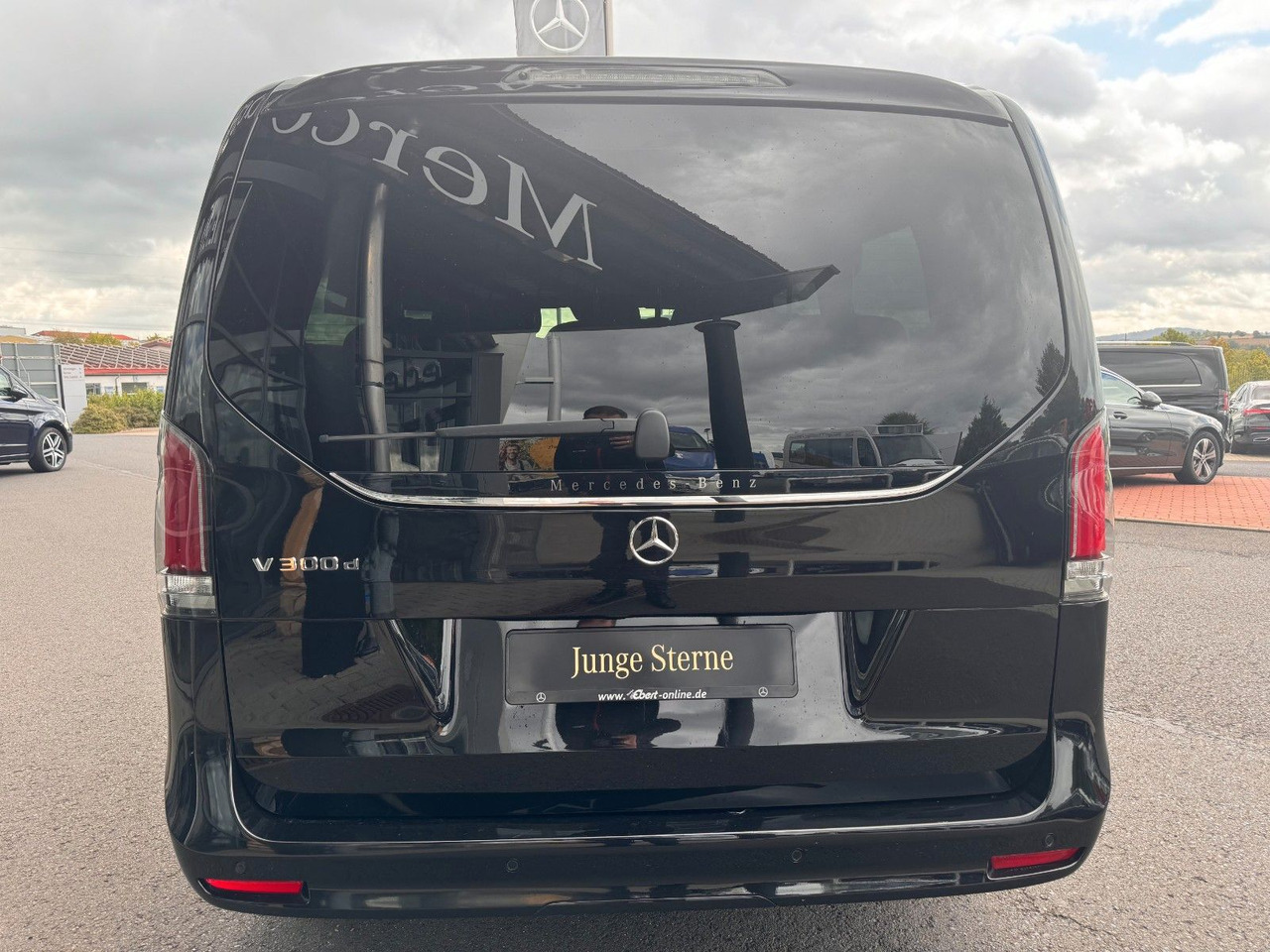 Mercedes-Benz V 300 d AVANTGARDE Extralang 360Kamera Standheiz - Kisbusz: 5 kép. Mercedes-Benz V 300 d AVANTGARDE Extralang 360Kamera Standheiz - Kisbusz: 5 kép.