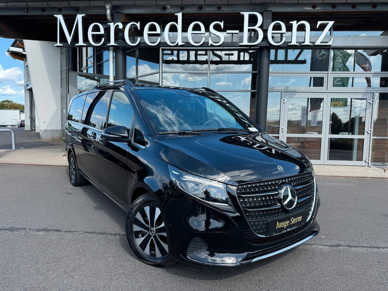 Mercedes-Benz V 300 d AVANTGARDE Extralang 360Kamera Standheiz - Kisbusz: 1 kép. Mercedes-Benz V 300 d AVANTGARDE Extralang 360Kamera Standheiz - Kisbusz: 1 kép.