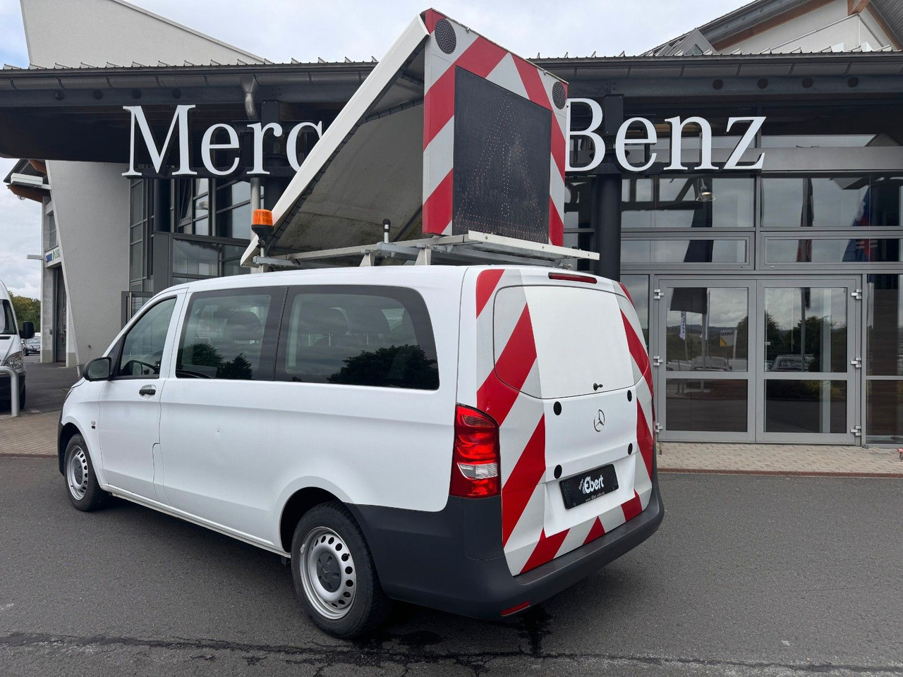 Mercedes-Benz Vito 111 CDI Tourer Begleitfahrzeug BF3+ / WVZ - Kisbusz: 1 kép. Mercedes-Benz Vito 111 CDI Tourer Begleitfahrzeug BF3+ / WVZ - Kisbusz: 1 kép.