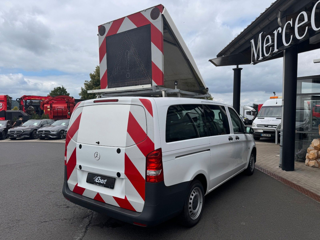 Mercedes-Benz Vito 111 CDI Tourer Begleitfahrzeug BF3+ / WVZ - Kisbusz: 3 kép. Mercedes-Benz Vito 111 CDI Tourer Begleitfahrzeug BF3+ / WVZ - Kisbusz: 3 kép.