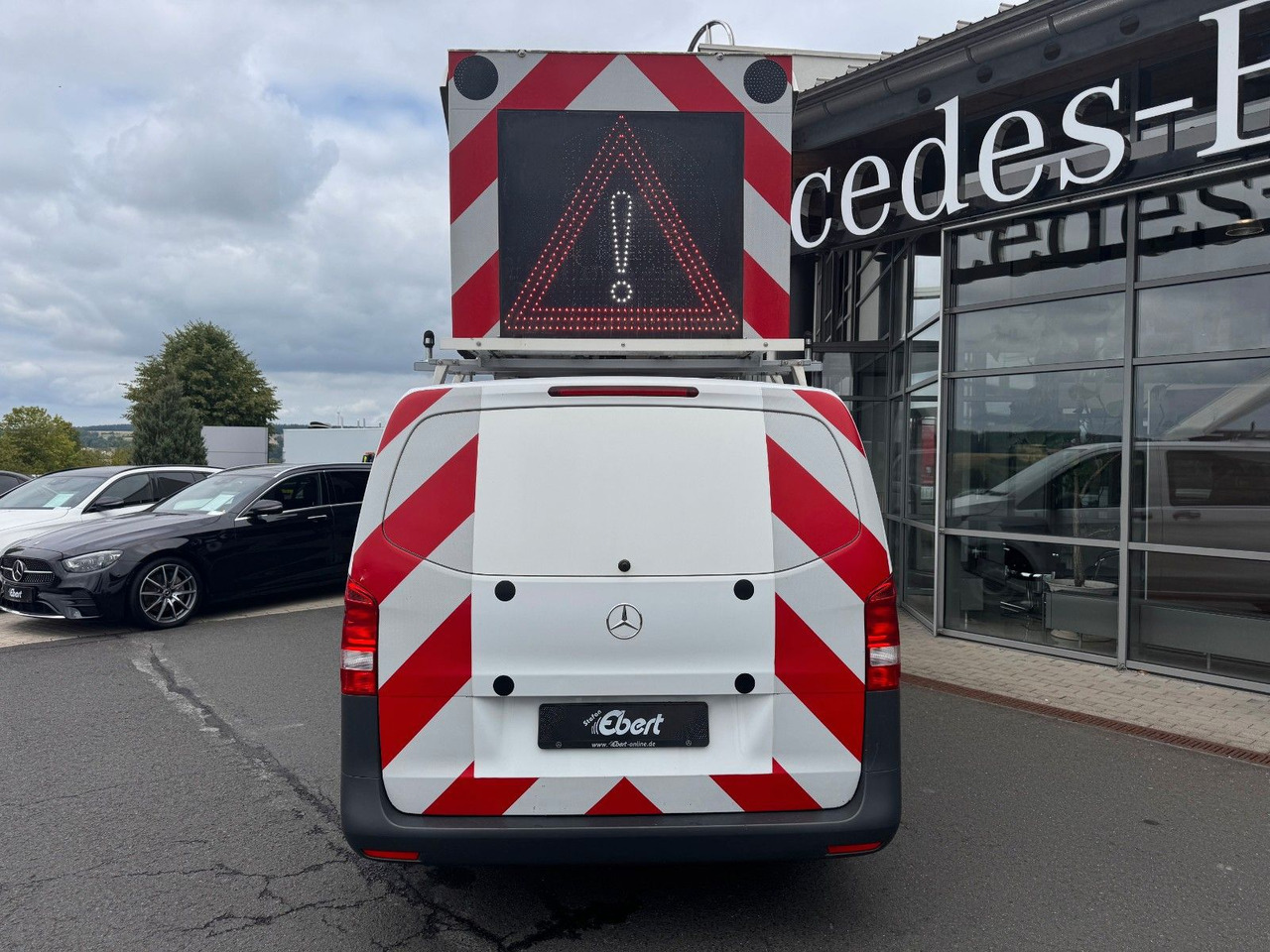 Mercedes-Benz Vito 111 CDI Tourer Begleitfahrzeug BF3+ / WVZ - Kisbusz: 2 kép. Mercedes-Benz Vito 111 CDI Tourer Begleitfahrzeug BF3+ / WVZ - Kisbusz: 2 kép.