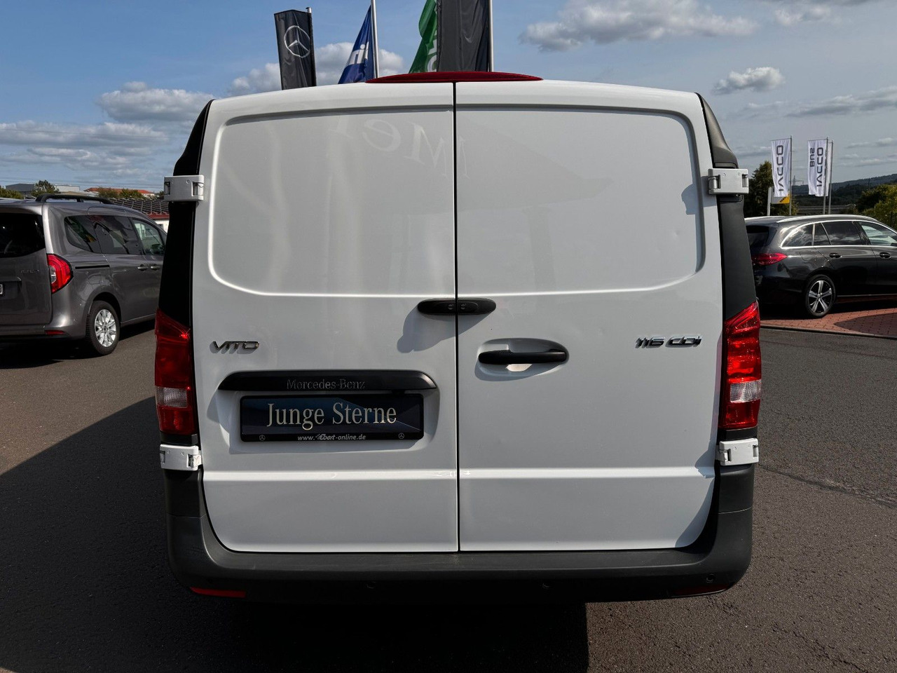 Mercedes-Benz Vito 116 CDI 3200 Klima Kamera Audio40 - Furgon: 5 kép. Mercedes-Benz Vito 116 CDI 3200 Klima Kamera Audio40 - Furgon: 5 kép.