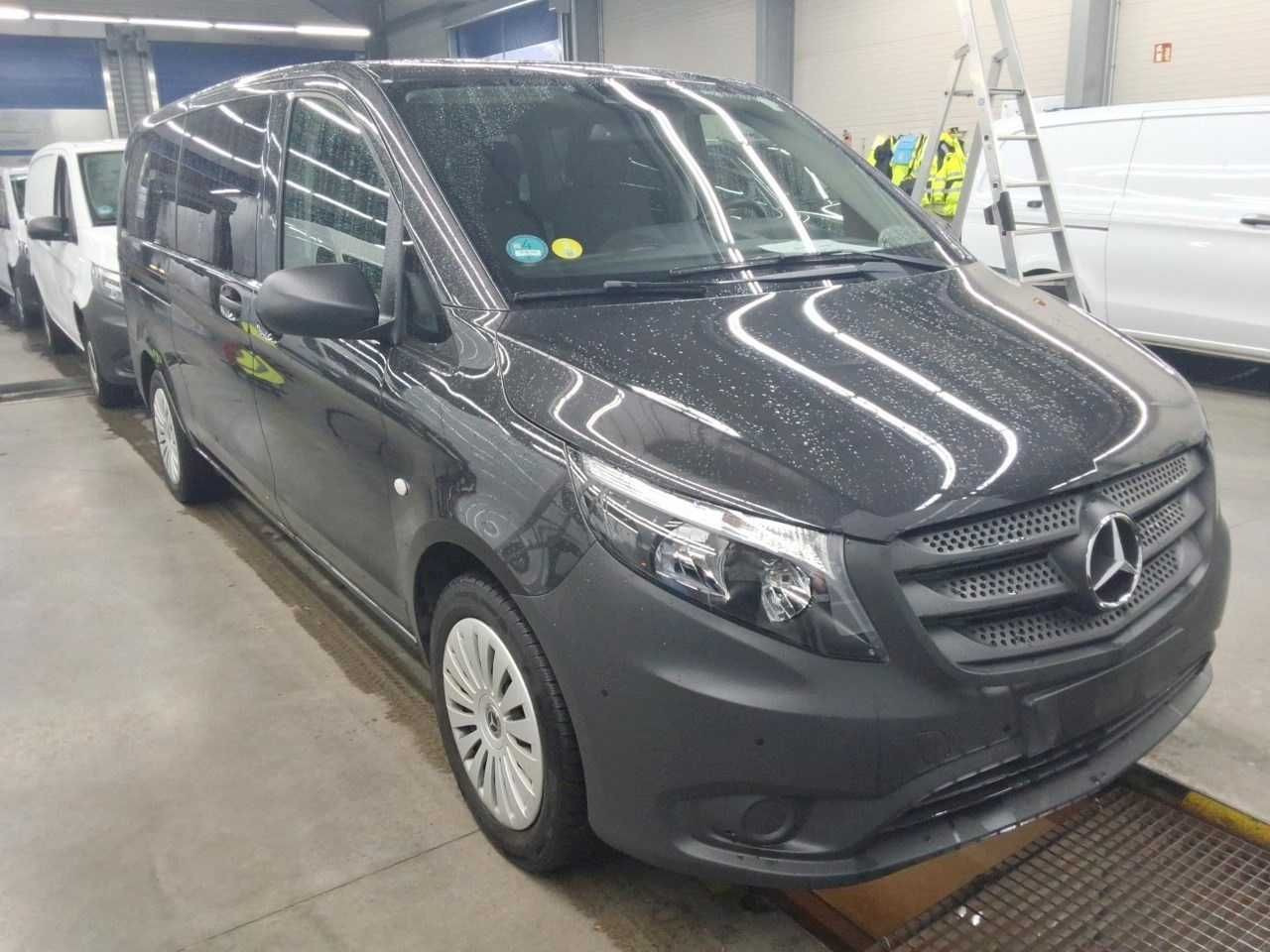 Mercedes-Benz Vito 116 CDI Tourer 2xKlima AHK Kamera Audio40 - Autó: 2 kép. Mercedes-Benz Vito 116 CDI Tourer 2xKlima AHK Kamera Audio40 - Autó: 2 kép.