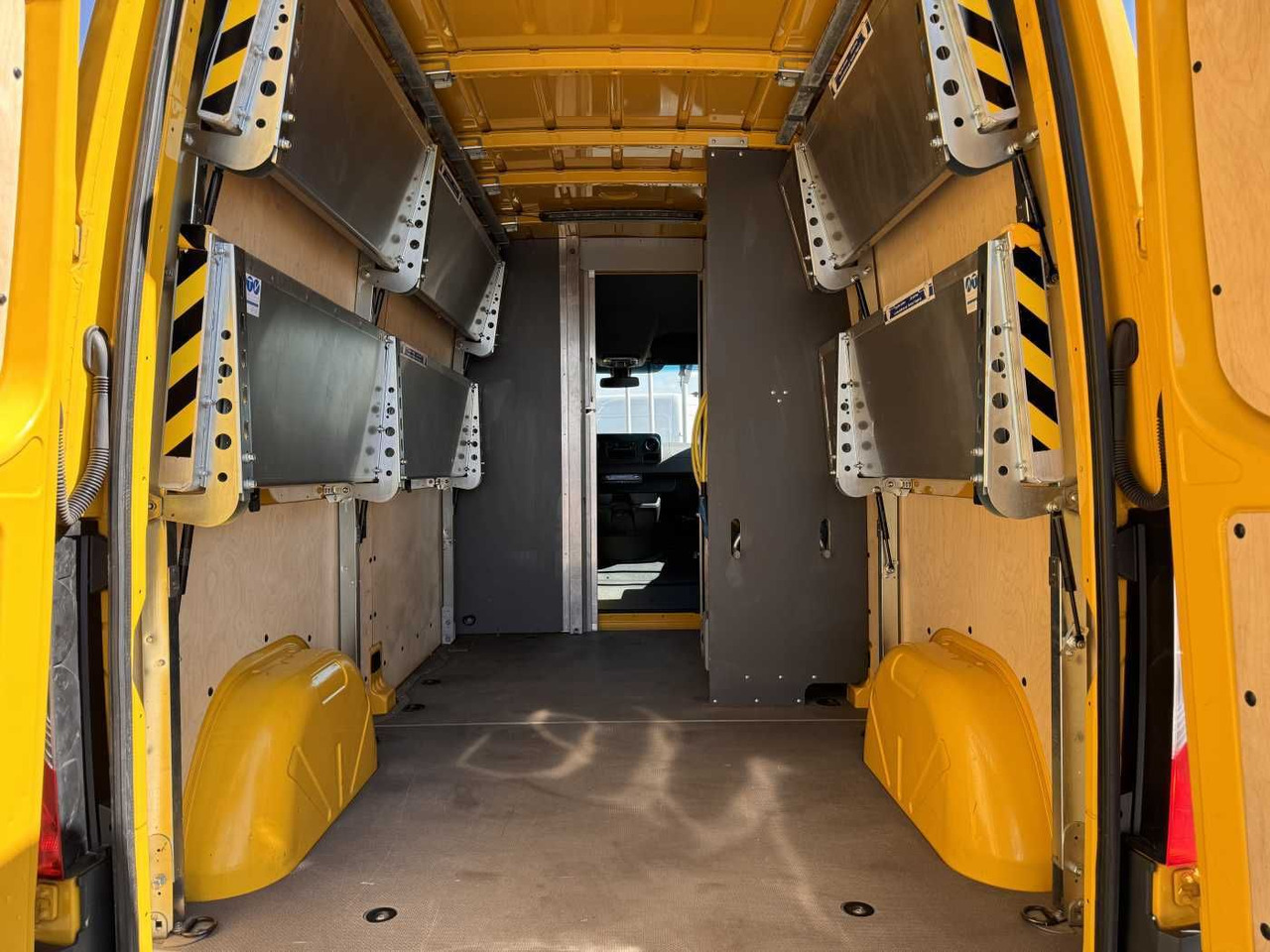 Mercedes-Benz eSprinter 312 KEP-AusbauPaket-Regal Kamera Klima - Furgon, Elektromos kisteherautó: 5 kép. Mercedes-Benz eSprinter 312 KEP-AusbauPaket-Regal Kamera Klima - Furgon, Elektromos kisteherautó: 5 kép.