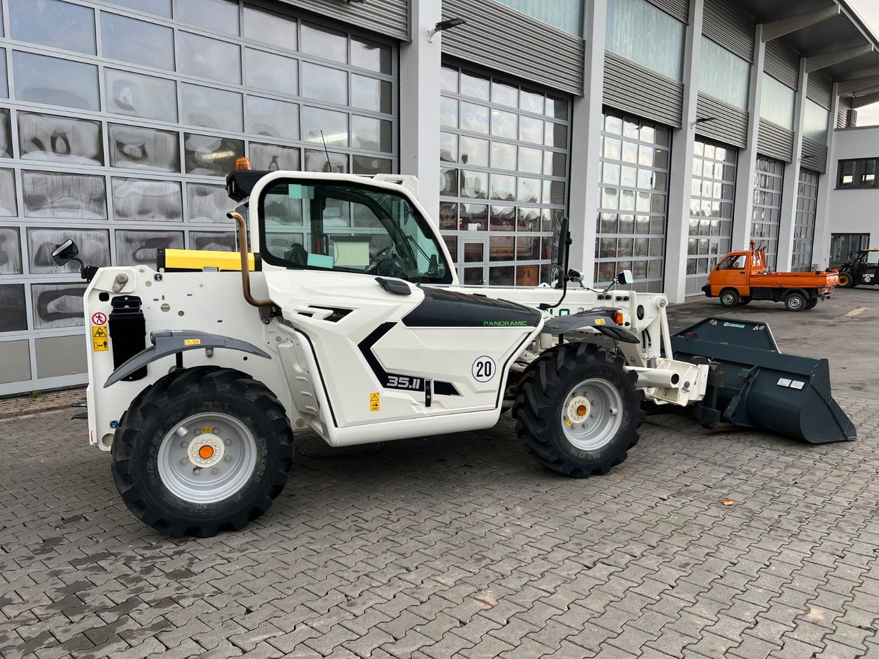 Merlo P35.11 / nur 148h! / Pratzenabstützung - Gumikerekes homlokrakodó: 3 kép. Merlo P35.11 / nur 148h! / Pratzenabstützung - Gumikerekes homlokrakodó: 3 kép.