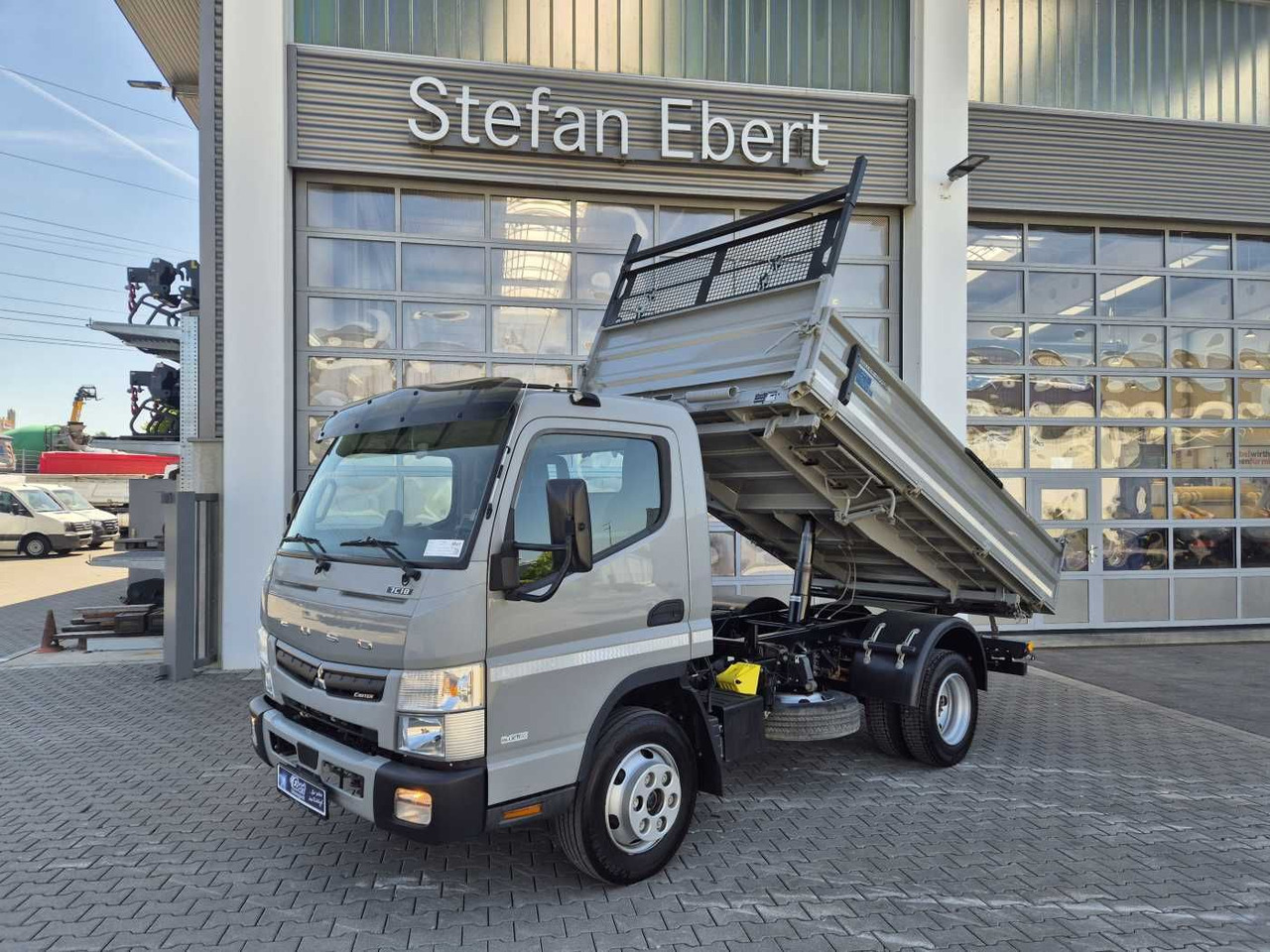 Mitsubishi Fuso Canter 7C18 4x2 Meiller-Kipper Klima AHK - Billenőplatós kisteherautó: 1 kép. Mitsubishi Fuso Canter 7C18 4x2 Meiller-Kipper Klima AHK - Billenőplatós kisteherautó: 1 kép.