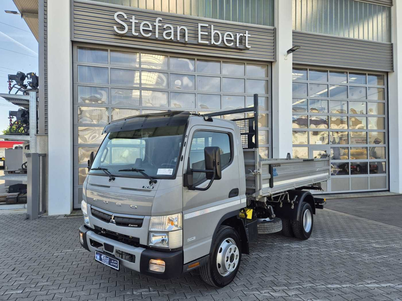 Mitsubishi Fuso Canter 7C18 4x2 Meiller-Kipper Klima AHK - Billenőplatós kisteherautó: 2 kép. Mitsubishi Fuso Canter 7C18 4x2 Meiller-Kipper Klima AHK - Billenőplatós kisteherautó: 2 kép.