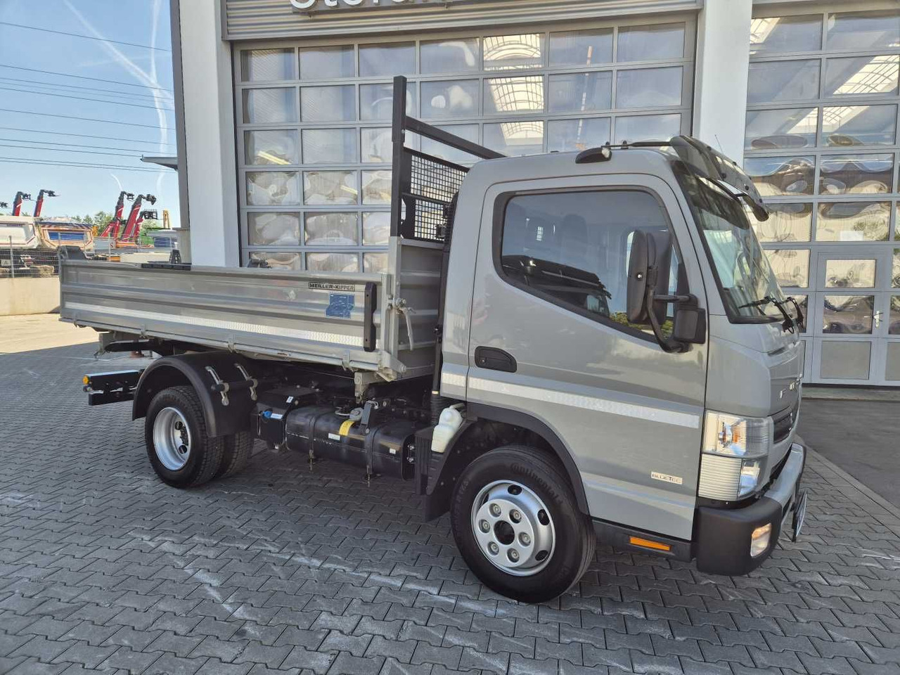 Mitsubishi Fuso Canter 7C18 4x2 Meiller-Kipper Klima AHK - Billenőplatós kisteherautó: 5 kép. Mitsubishi Fuso Canter 7C18 4x2 Meiller-Kipper Klima AHK - Billenőplatós kisteherautó: 5 kép.
