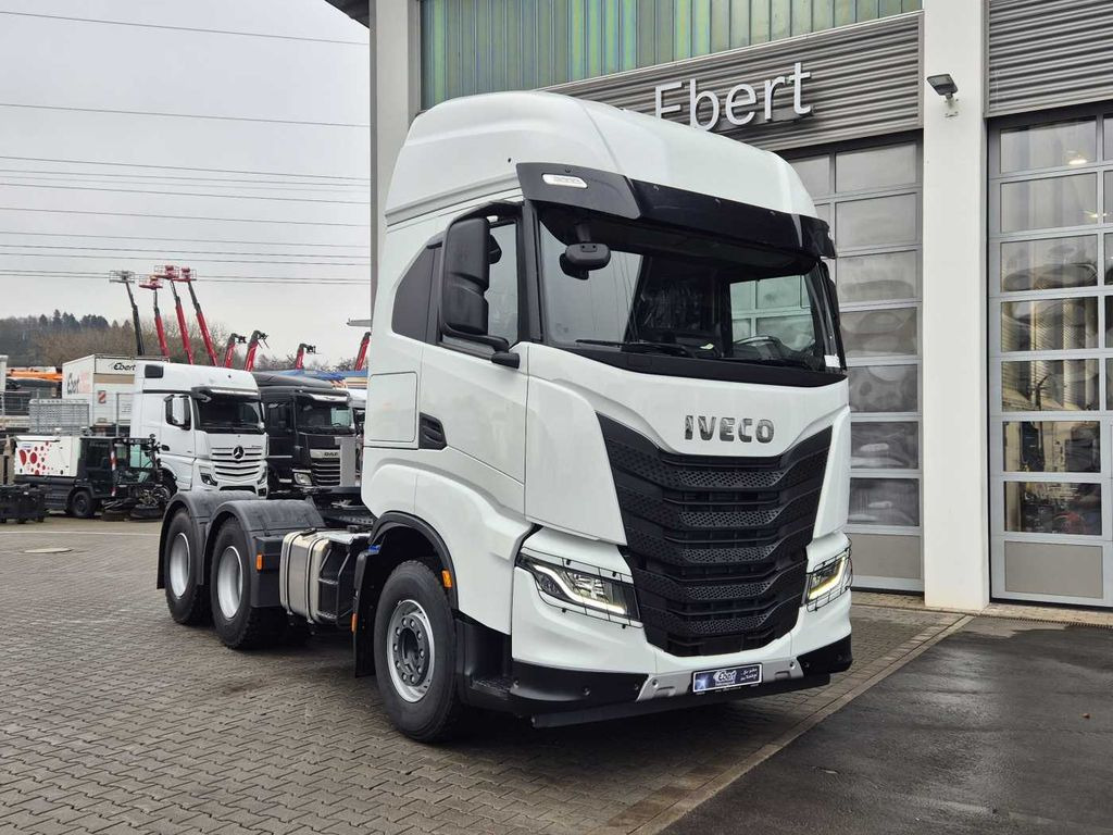 Iveco X-Way AS440X57TZ/P ON+ 6x4 Intarder 2xBett - Nyergesvontató: 2 kép. Iveco X-Way AS440X57TZ/P ON+ 6x4 Intarder 2xBett - Nyergesvontató: 2 kép.