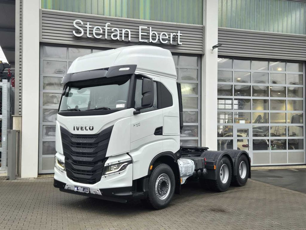 Iveco X-Way AS440X57TZ/P ON+ 6x4 Intarder 2xBett - Nyergesvontató: 1 kép. Iveco X-Way AS440X57TZ/P ON+ 6x4 Intarder 2xBett - Nyergesvontató: 1 kép.