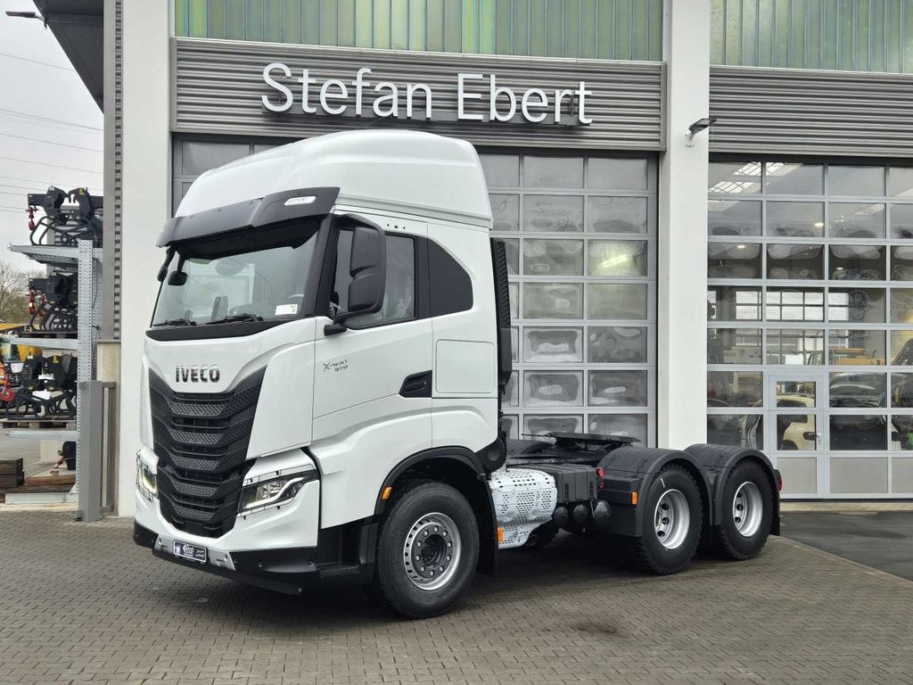 Iveco X-Way AS440X57TZ/P ON+ 6x4 Intarder 2xBett - Nyergesvontató: 3 kép. Iveco X-Way AS440X57TZ/P ON+ 6x4 Intarder 2xBett - Nyergesvontató: 3 kép.