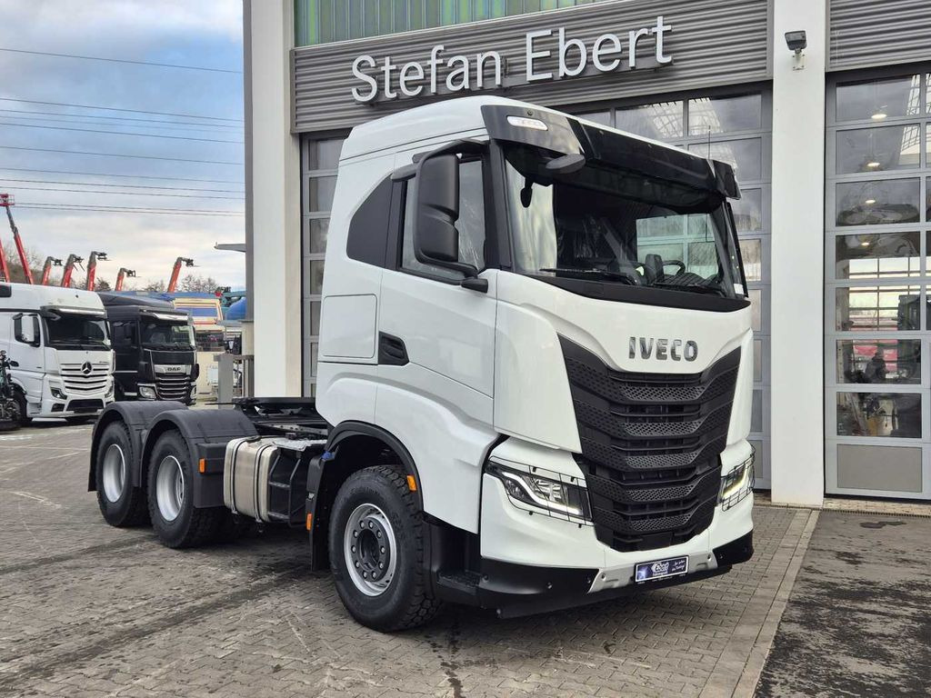 Iveco X-Way AS440X57TZ/P ON+ 6x4 Intarder Bett - Nyergesvontató: 2 kép. Iveco X-Way AS440X57TZ/P ON+ 6x4 Intarder Bett - Nyergesvontató: 2 kép.