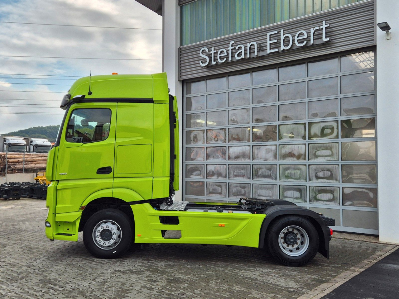 Mercedes-Benz Actros 1851 LS Öl-Retarder Standklima Mirror Big - Nyergesvontató: 5 kép. Mercedes-Benz Actros 1851 LS Öl-Retarder Standklima Mirror Big - Nyergesvontató: 5 kép.