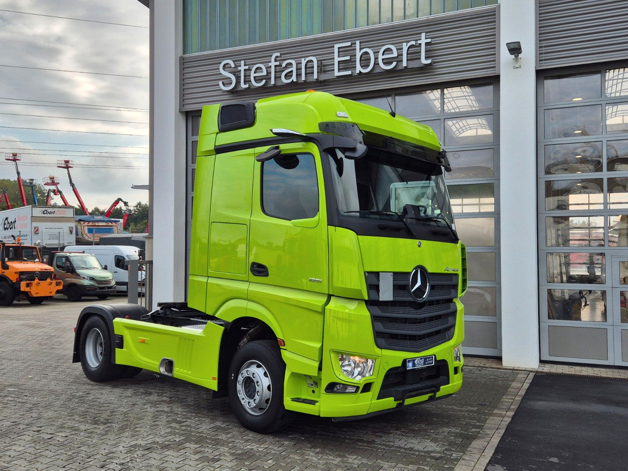 Mercedes-Benz Actros 1851 LS Öl-Retarder Standklima Mirror Big - Nyergesvontató: 4 kép. Mercedes-Benz Actros 1851 LS Öl-Retarder Standklima Mirror Big - Nyergesvontató: 4 kép.