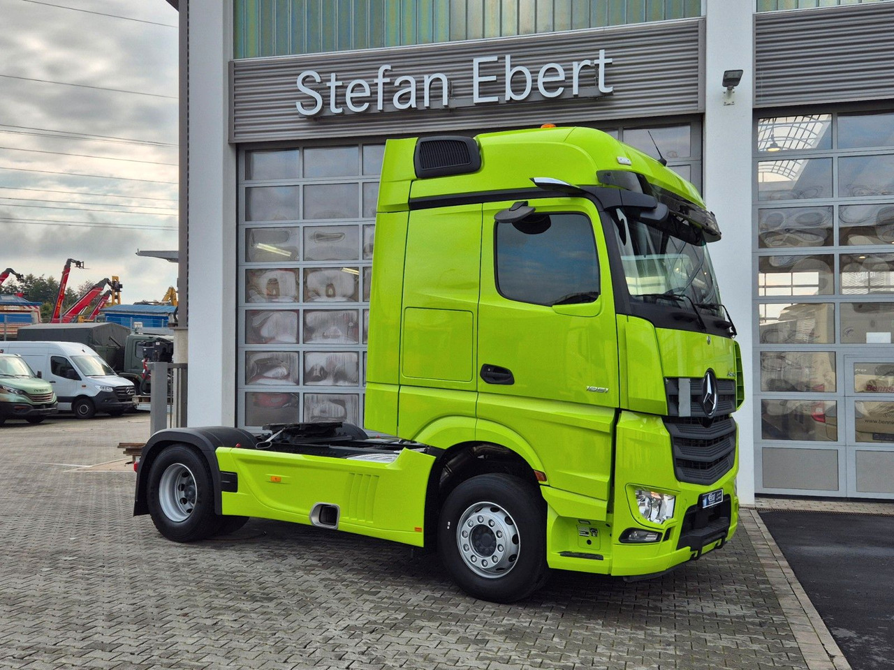Mercedes-Benz Actros 1851 LS Öl-Retarder Standklima Mirror Big - Nyergesvontató: 2 kép. Mercedes-Benz Actros 1851 LS Öl-Retarder Standklima Mirror Big - Nyergesvontató: 2 kép.