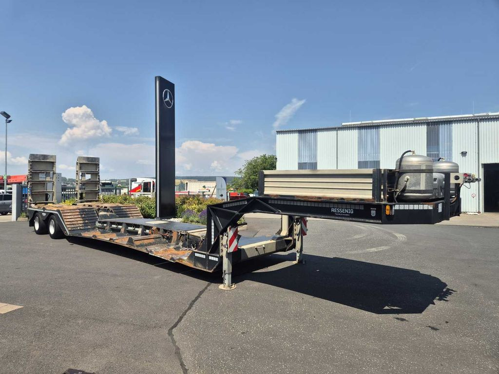 Ressenig SATL2-400 teleskop.-Maschinentieflader Ressenig SATL2-400 teleskop.-Maschinentieflader - Félpótkocsi mélybölcsős: 3 kép. Ressenig SATL2-400 teleskop.-Maschinentieflader Ressenig SATL2-400 teleskop.-Maschinentieflader - Félpótkocsi mélybölcsős: 3 kép.