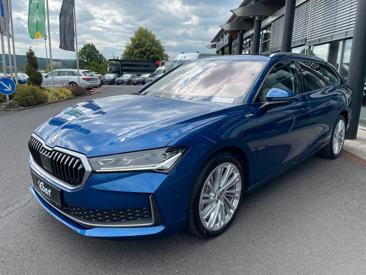 Skoda Superb Combi 2.0 TDI 4x4 L&K HUD+360°+AHK+Pano - Autó: 2 kép. Skoda Superb Combi 2.0 TDI 4x4 L&K HUD+360°+AHK+Pano - Autó: 2 kép.