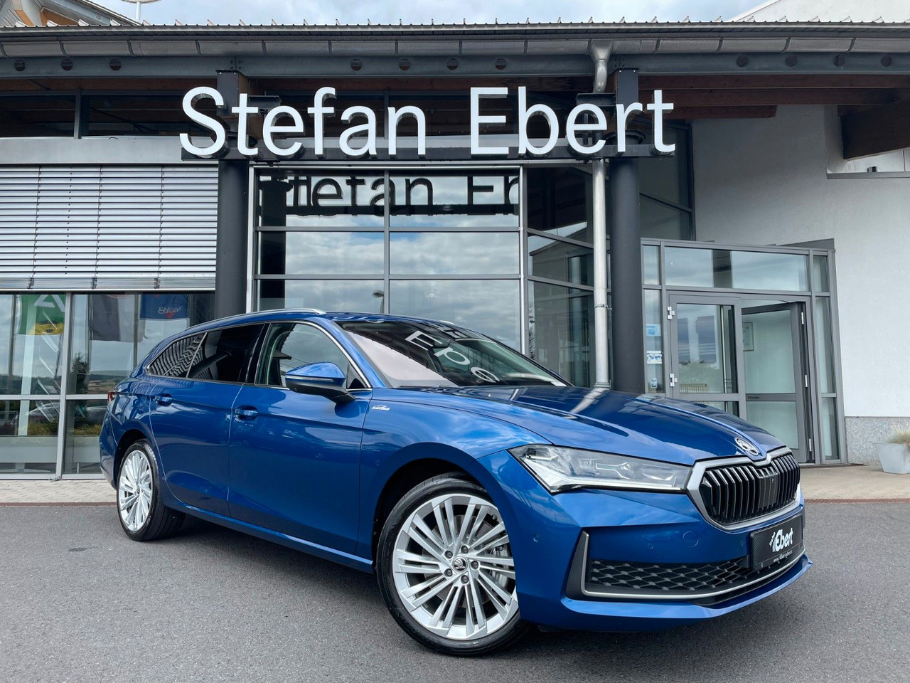 Skoda Superb Combi 2.0 TDI 4x4 L&K HUD+360°+AHK+Pano - Autó: 1 kép. Skoda Superb Combi 2.0 TDI 4x4 L&K HUD+360°+AHK+Pano - Autó: 1 kép.