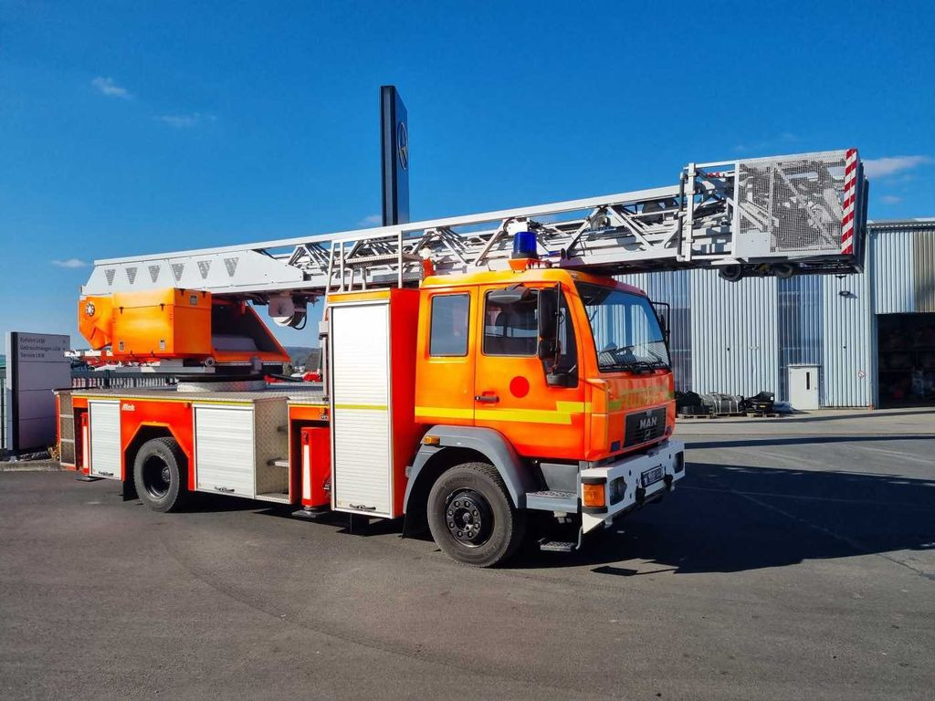 MAN 15.284LC Metz DLK 23-12 Feuerwehr Drehleiter - Teherautó: 3 kép. MAN 15.284LC Metz DLK 23-12 Feuerwehr Drehleiter - Teherautó: 3 kép.