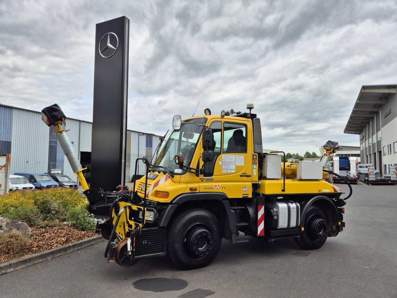 Unimog U400 4x4 Zweiwege ZAGRO 800t/52 Achsen Funk - Teherautó: 2 kép. Unimog U400 4x4 Zweiwege ZAGRO 800t/52 Achsen Funk - Teherautó: 2 kép.