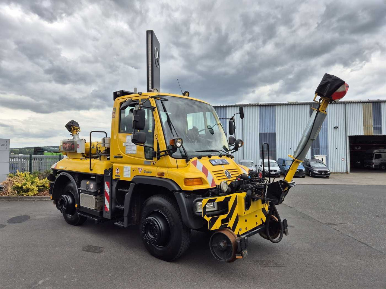 Unimog U400 4x4 Zweiwege ZAGRO 800t/52 Achsen Funk - Teherautó: 3 kép. Unimog U400 4x4 Zweiwege ZAGRO 800t/52 Achsen Funk - Teherautó: 3 kép.