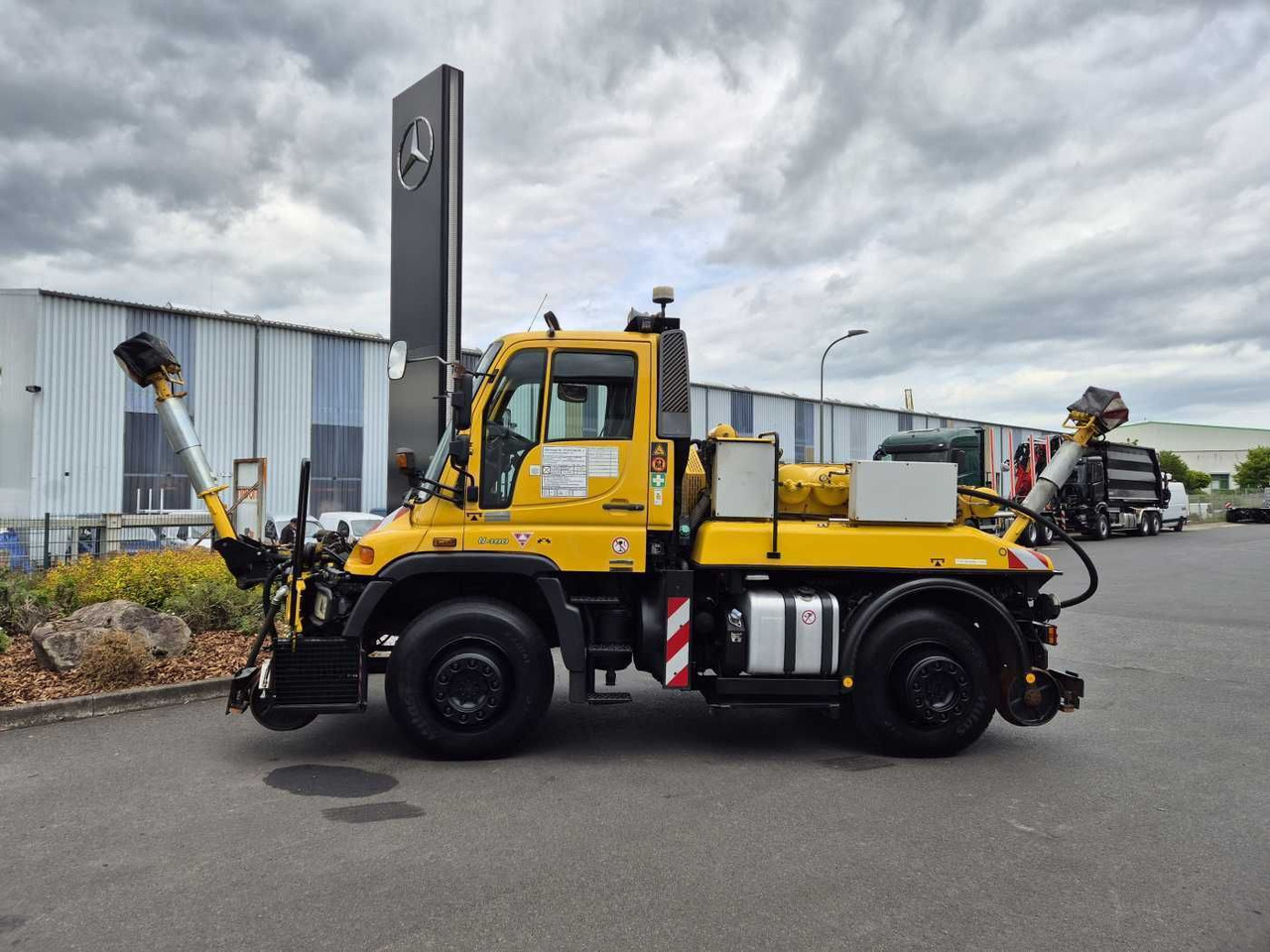 Unimog U400 4x4 Zweiwege ZAGRO 800t/52 Achsen Funk - Teherautó: 4 kép. Unimog U400 4x4 Zweiwege ZAGRO 800t/52 Achsen Funk - Teherautó: 4 kép.