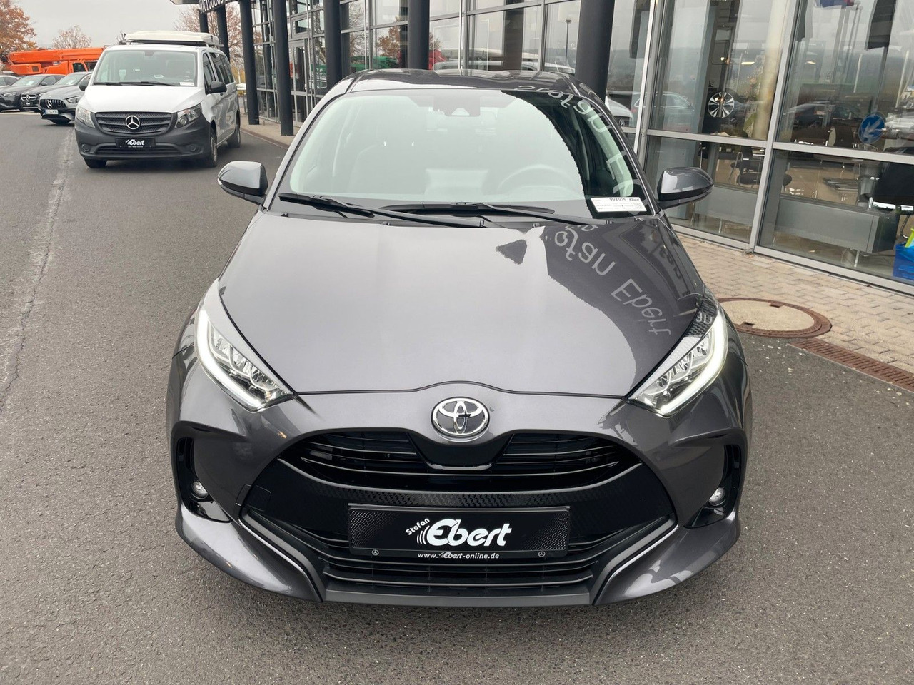 Toyota Yaris 1.5 VVT-iE Aut. Team D AHK+R-Kamera+SHZ - Autó: 2 kép. Toyota Yaris 1.5 VVT-iE Aut. Team D AHK+R-Kamera+SHZ - Autó: 2 kép.