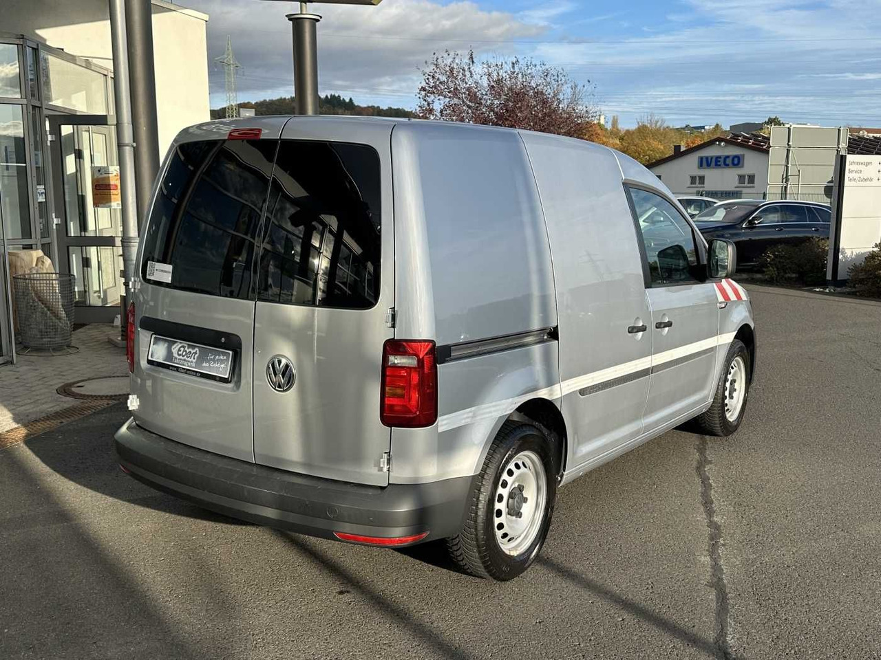 Volkswagen Caddy 1.6 TDI Klima Navi 8Räder Trennwand klappb - Kis furgon: 4 kép. Volkswagen Caddy 1.6 TDI Klima Navi 8Räder Trennwand klappb - Kis furgon: 4 kép.